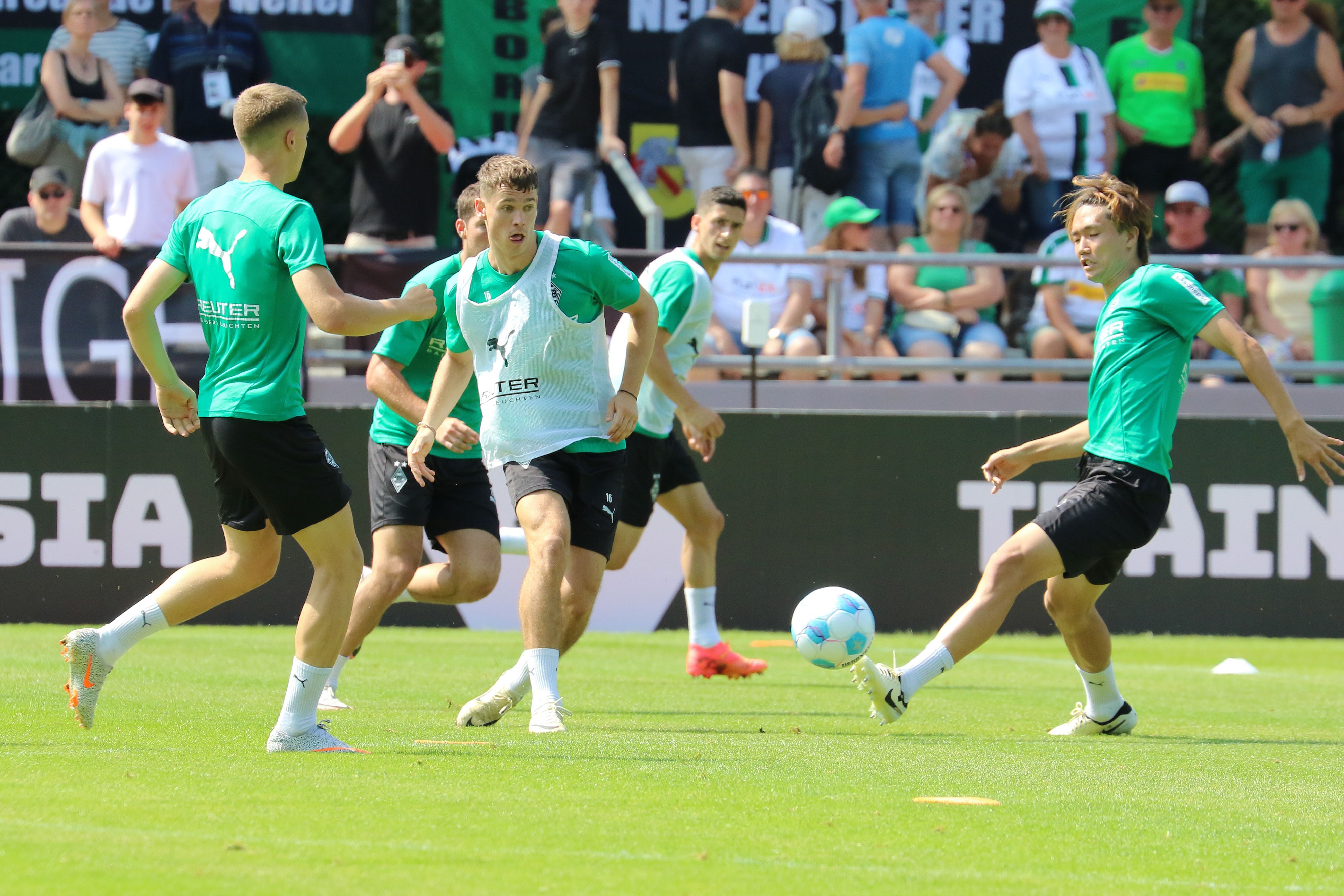 Philipp Sander passt den Ball im Training von Borussia Mönchengladbach.
