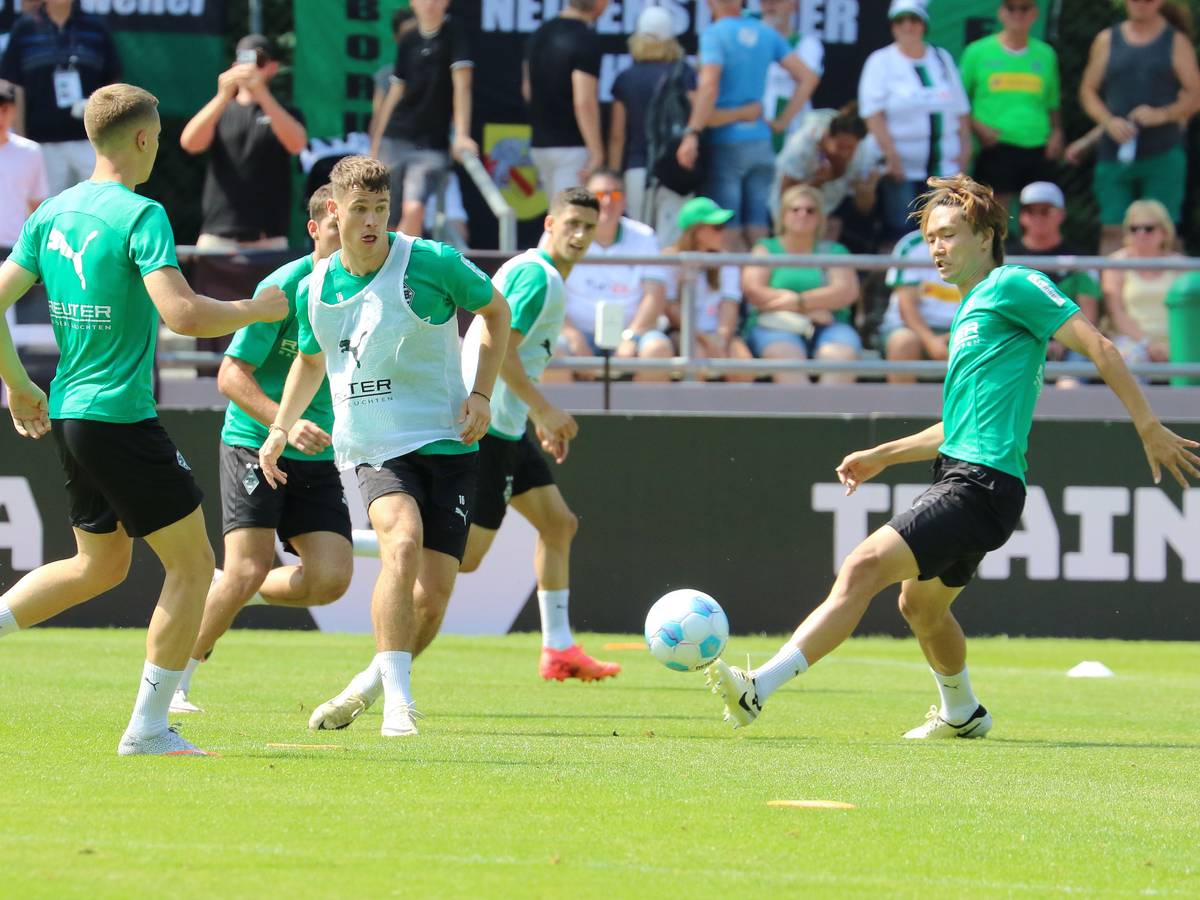 Philipp Sander passt den Ball im Training von Borussia Mönchengladbach.