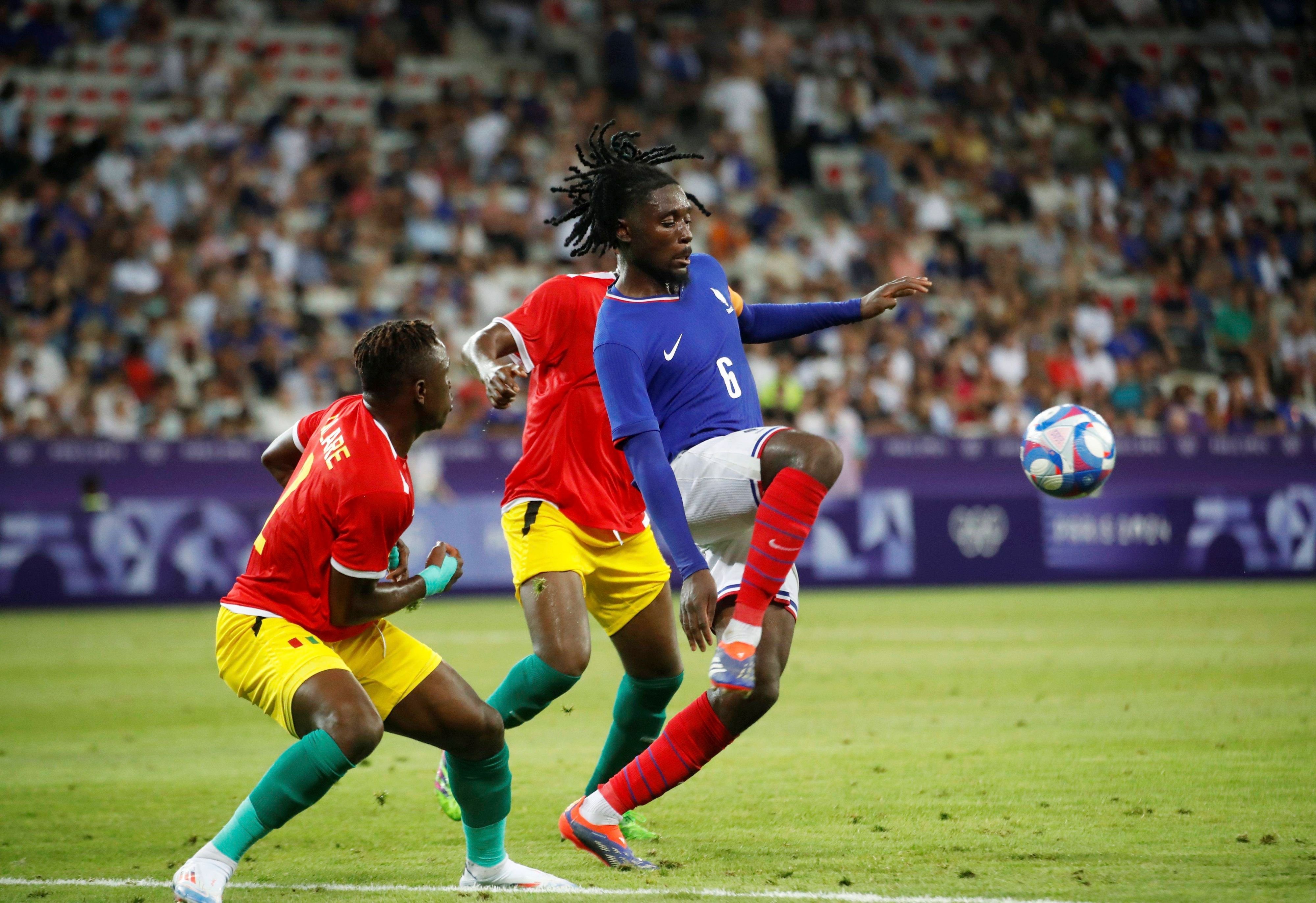 Frankreichs Manu Koné nimmt den Ball im Spiel gegen Guinea aus der Luft an.