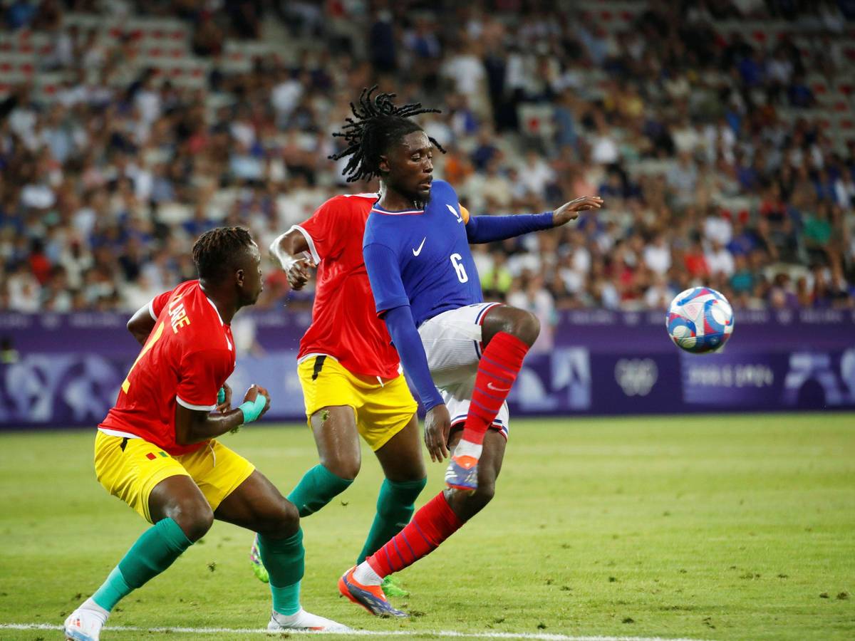Frankreichs Manu Koné nimmt den Ball im Spiel gegen Guinea aus der Luft an.