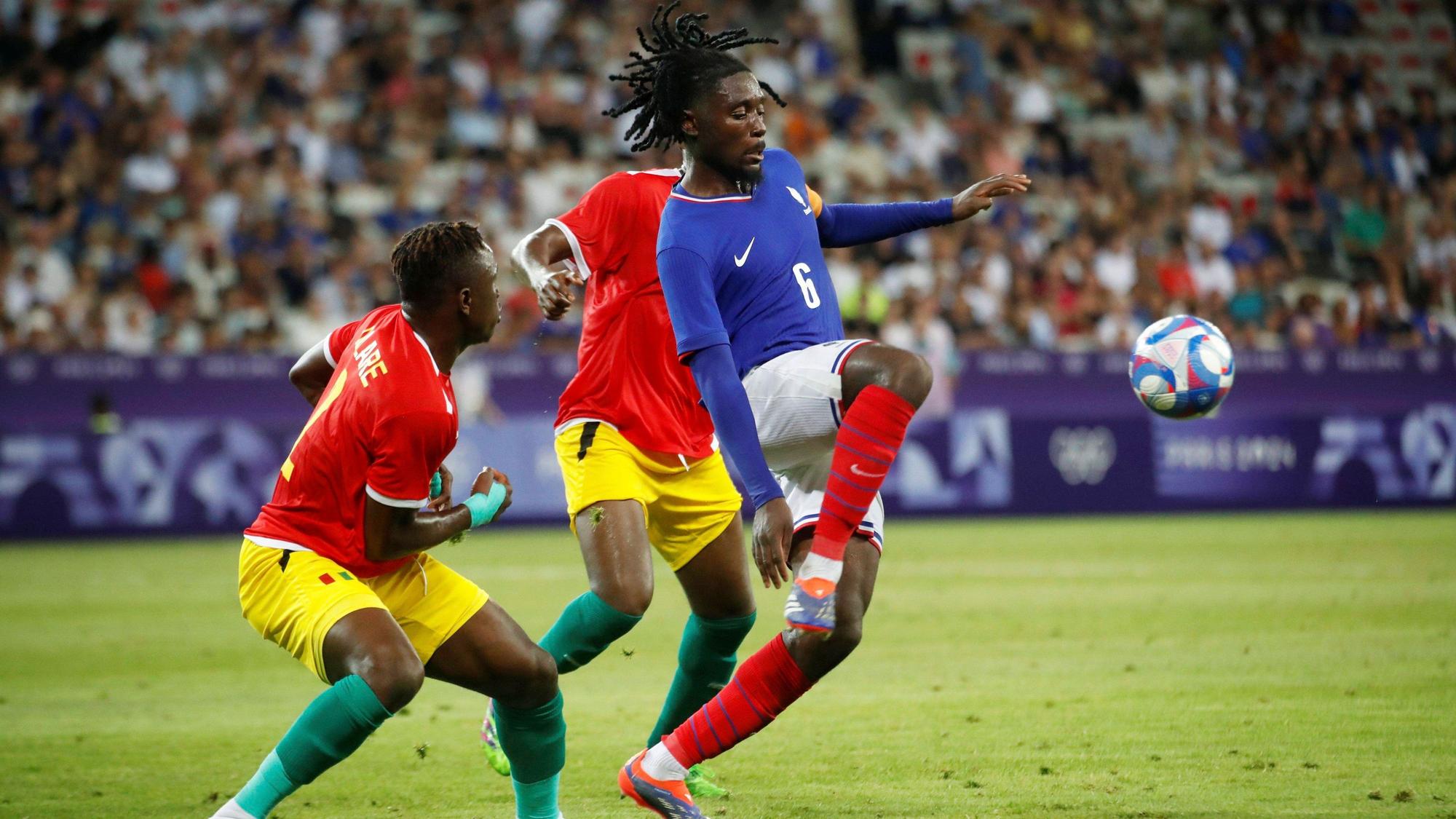 Frankreichs Manu Koné nimmt den Ball im Spiel gegen Guinea aus der Luft an.