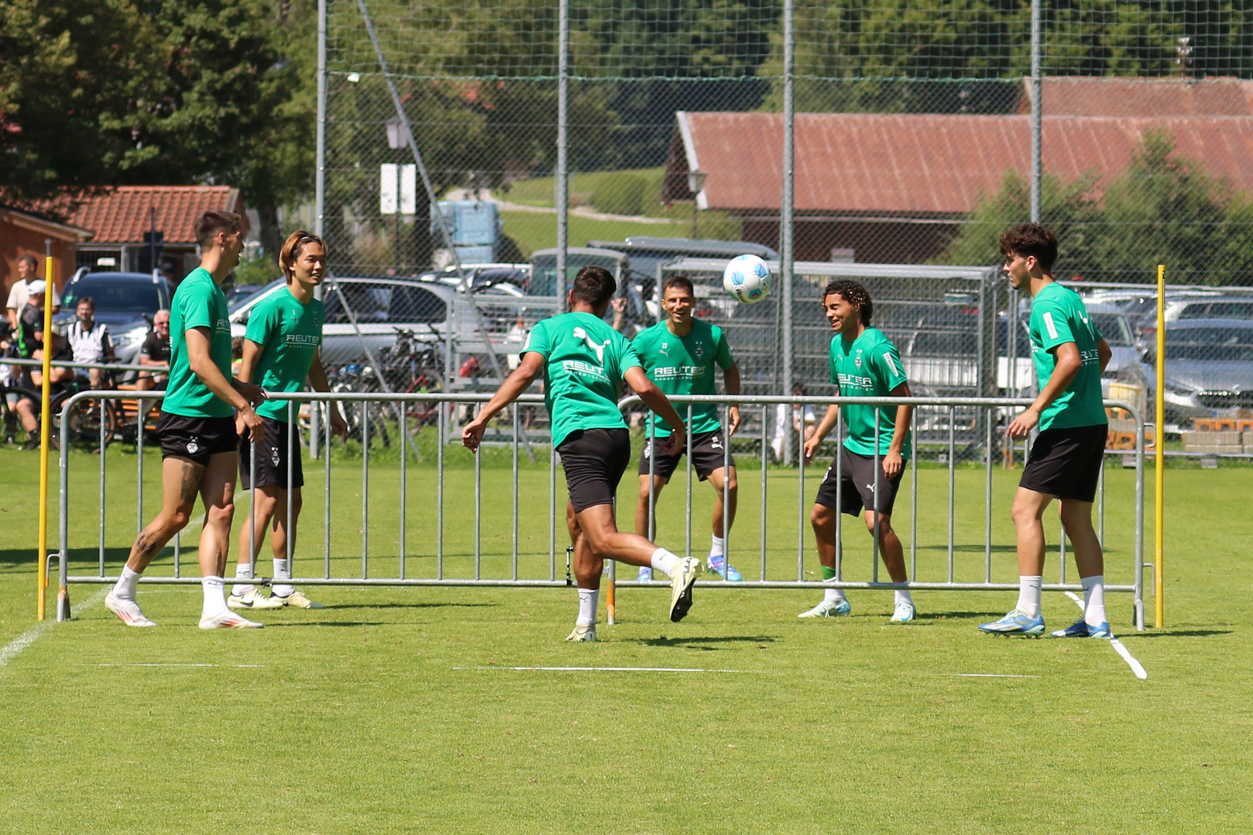 Die Spieler von Borussia Mönchengladbach spielen Fußball-Tennis im Training.