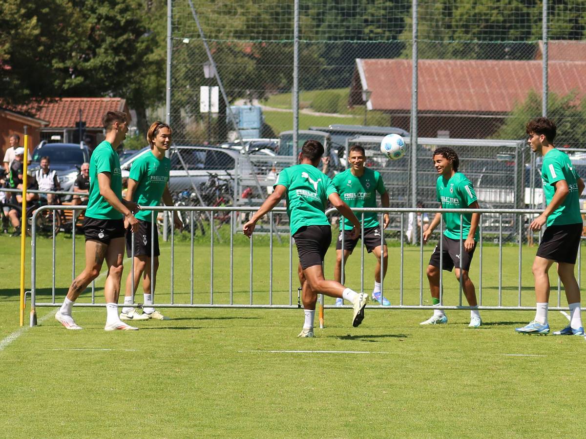 Die Spieler von Borussia Mönchengladbach spielen Fußball-Tennis im Training.