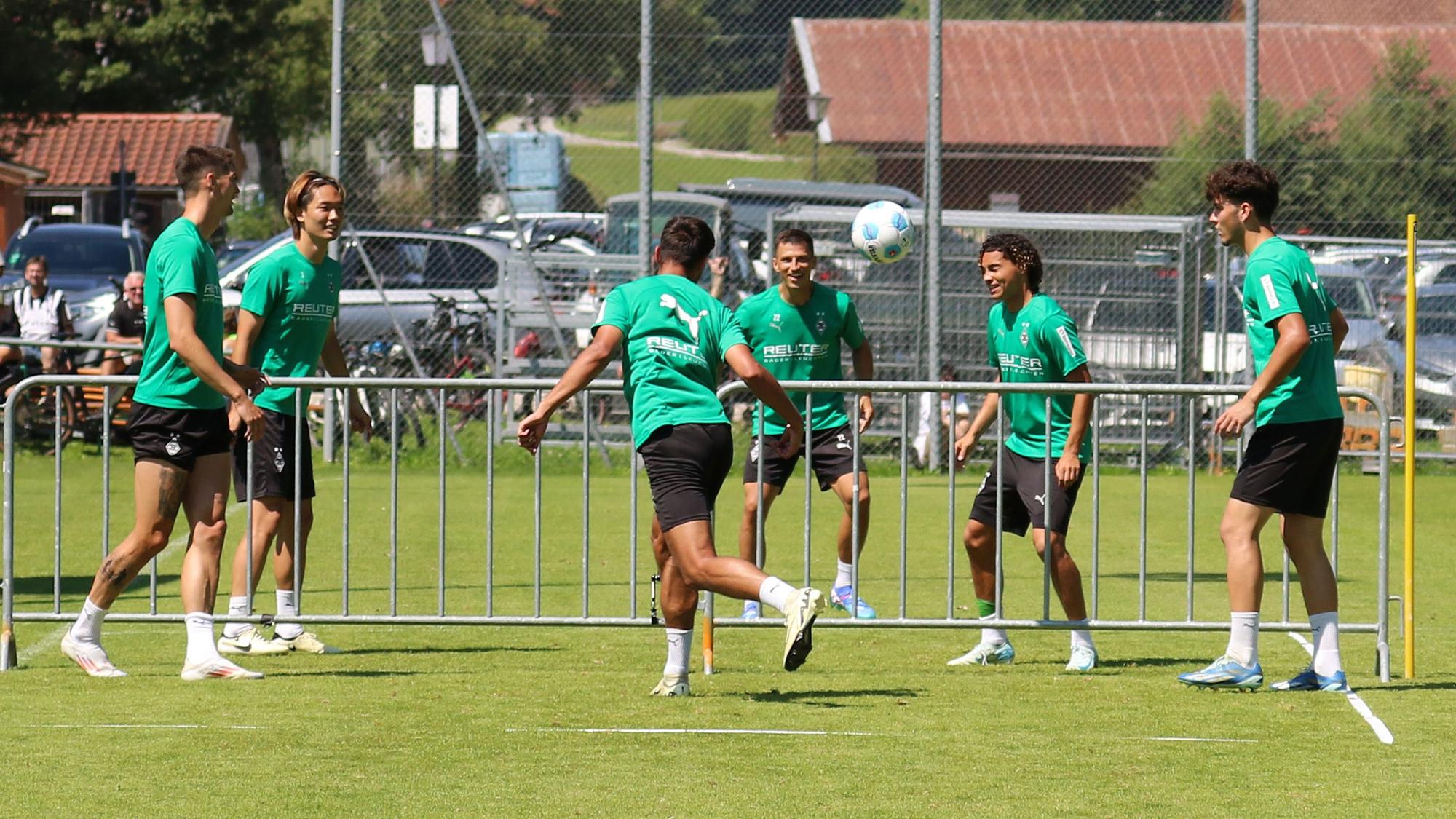 Die Spieler von Borussia Mönchengladbach spielen Fußball-Tennis im Training.