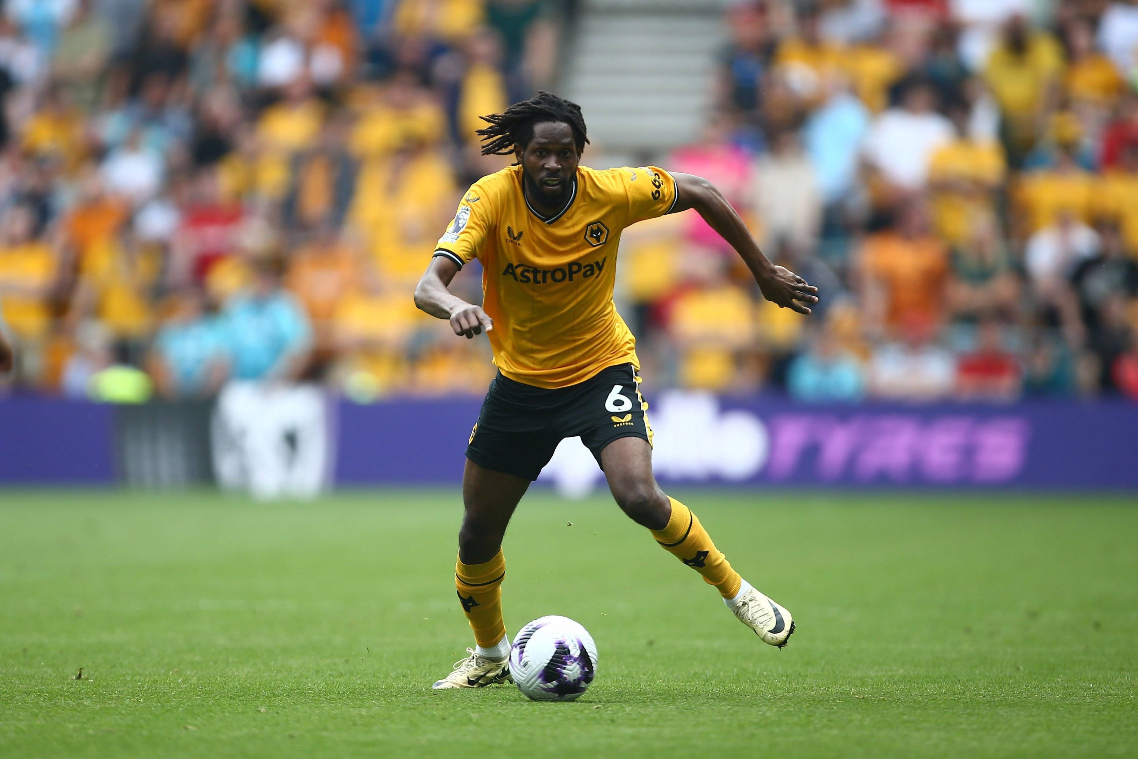 Boubacar Traoré führt den Ball im Spiel gegen Crystal Palace.