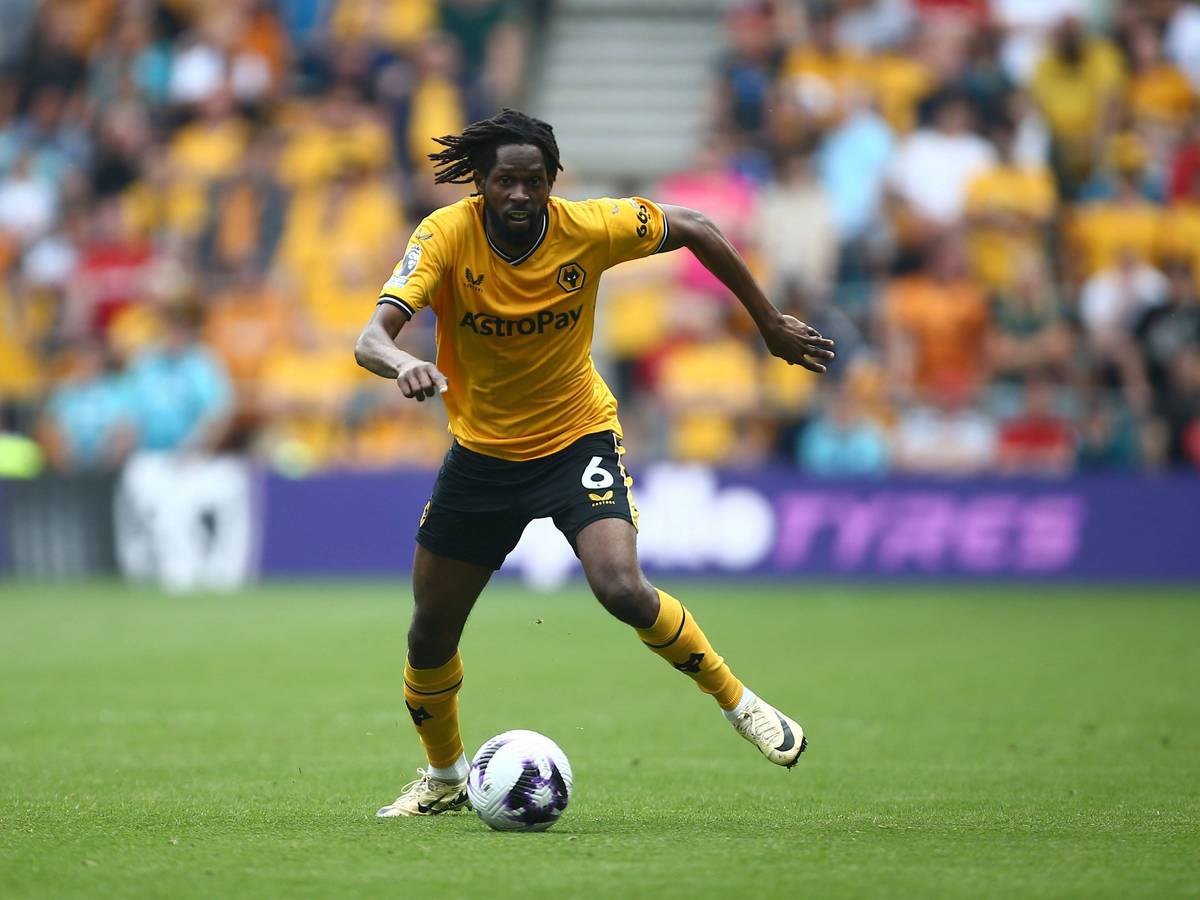 Boubacar Traoré führt den Ball im Spiel gegen Crystal Palace.