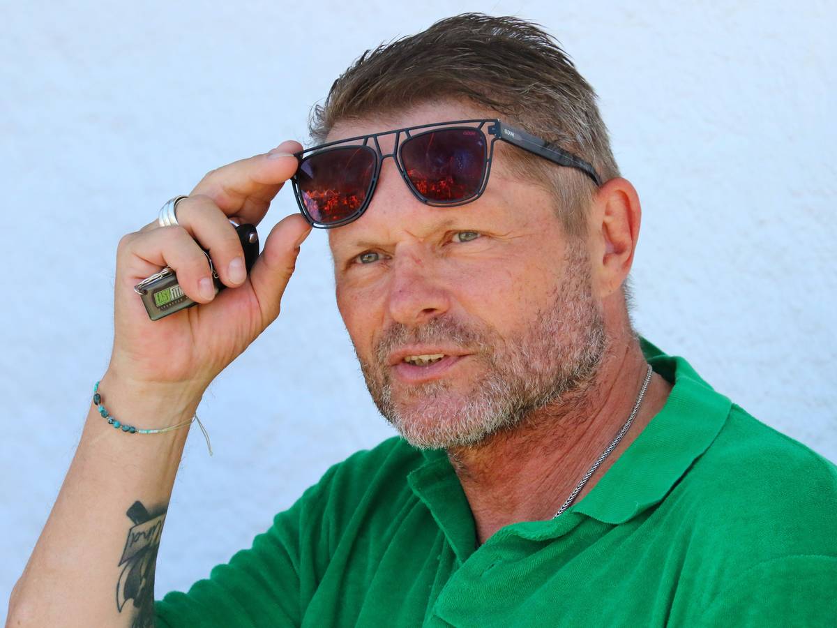 Uli Borowka hebt seine Sonnenbrille.