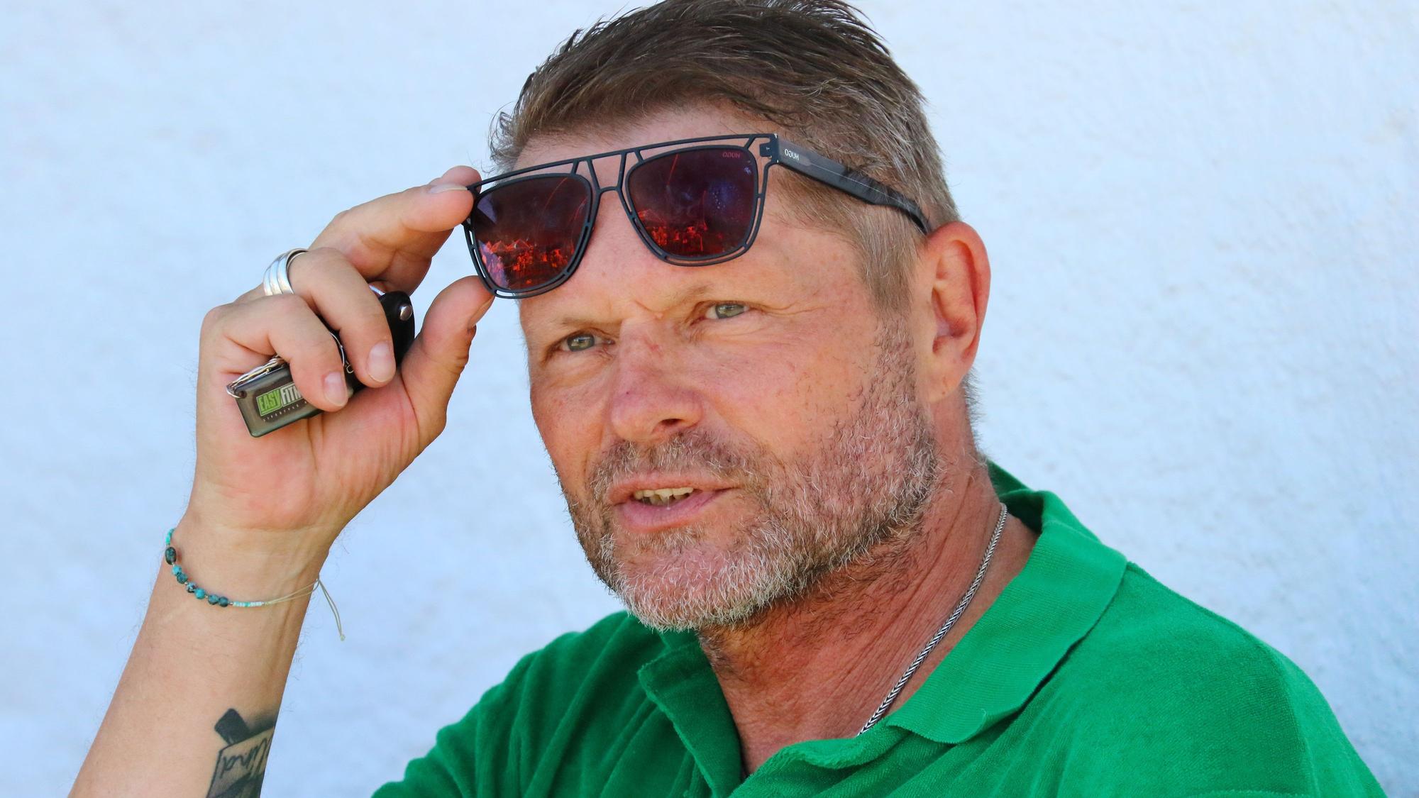 Uli Borowka hebt seine Sonnenbrille.