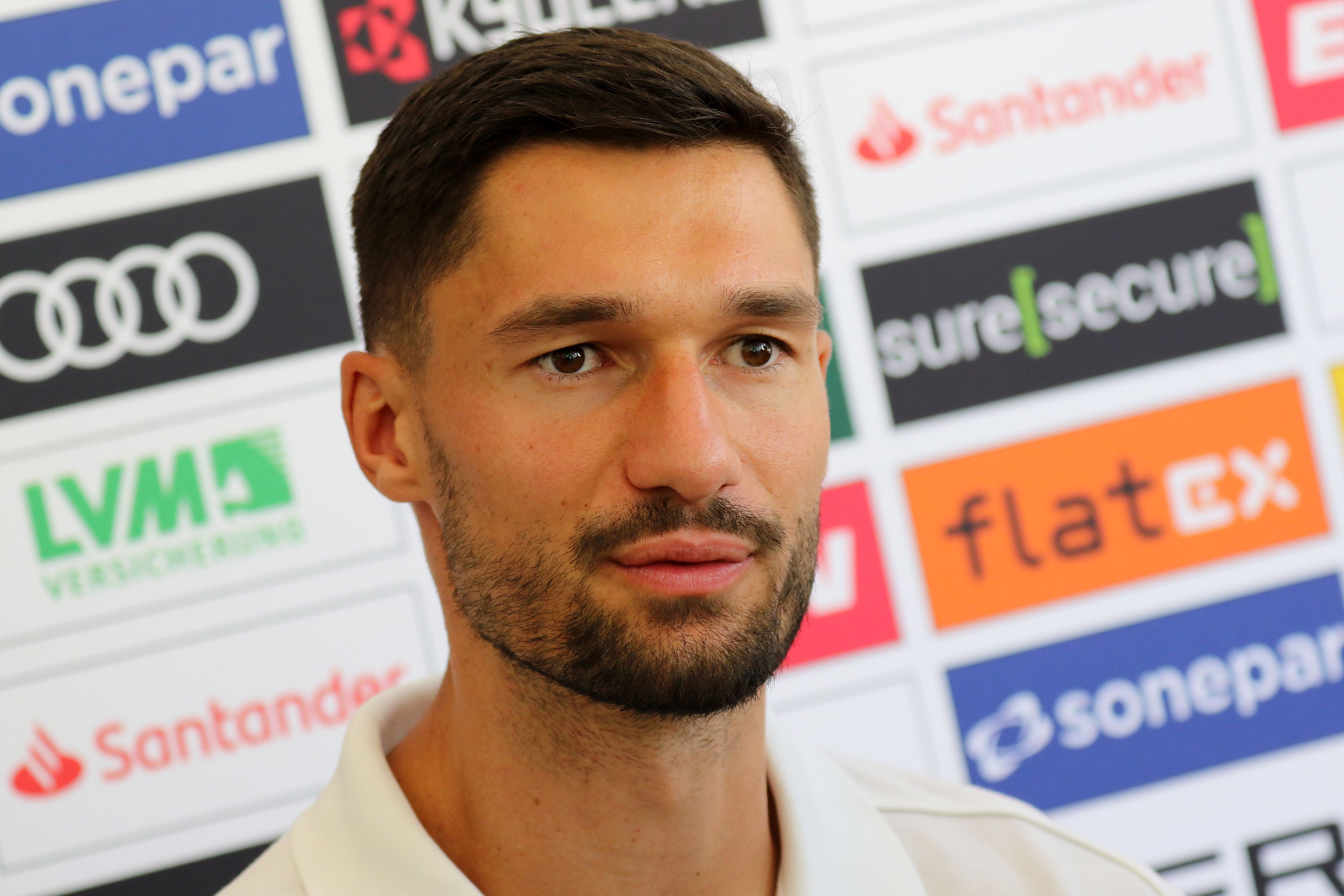 Tim Kleindienst spricht bei der Medienrunde in Rottach-Egern mit Journalisten.