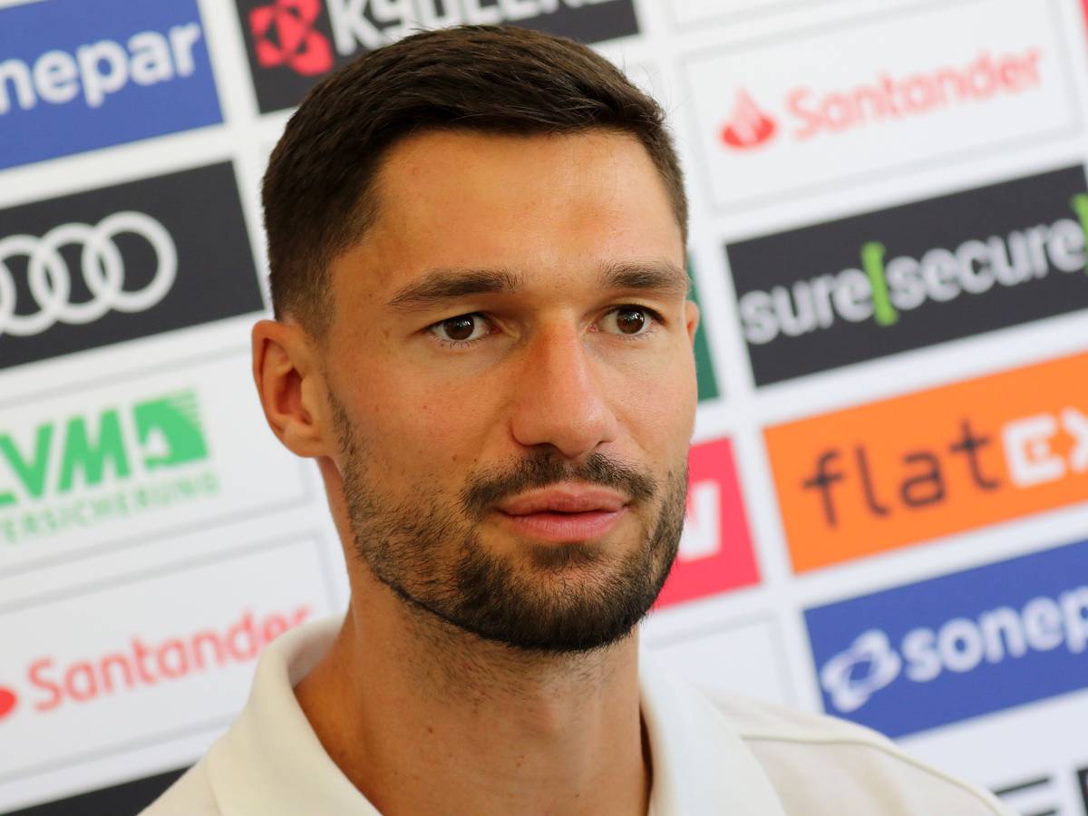 Tim Kleindienst spricht bei der Medienrunde in Rottach-Egern mit Journalisten.
