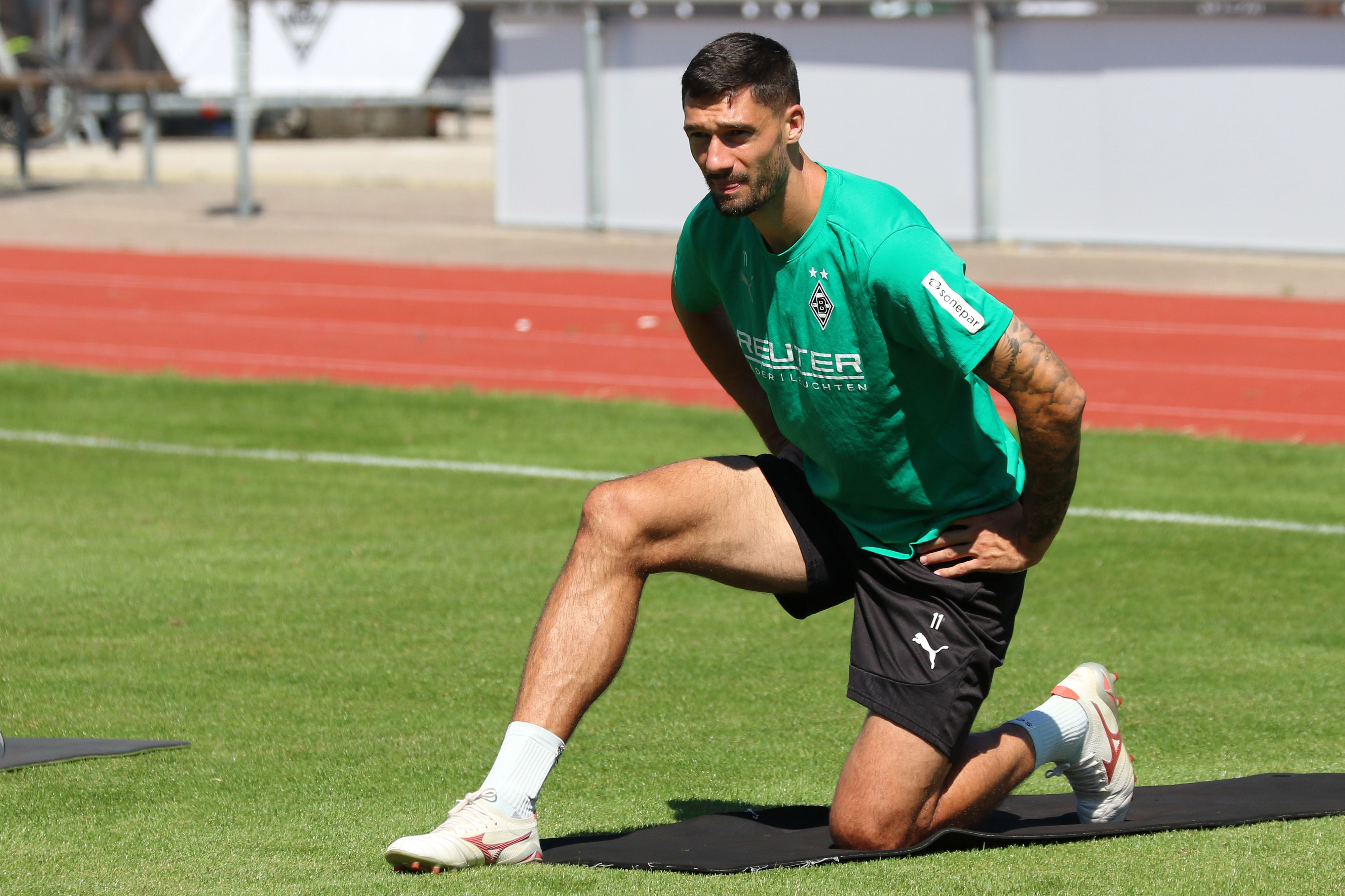 Tim Kleindienst dehnt sich im Training von Borussia Mönchengladbach.