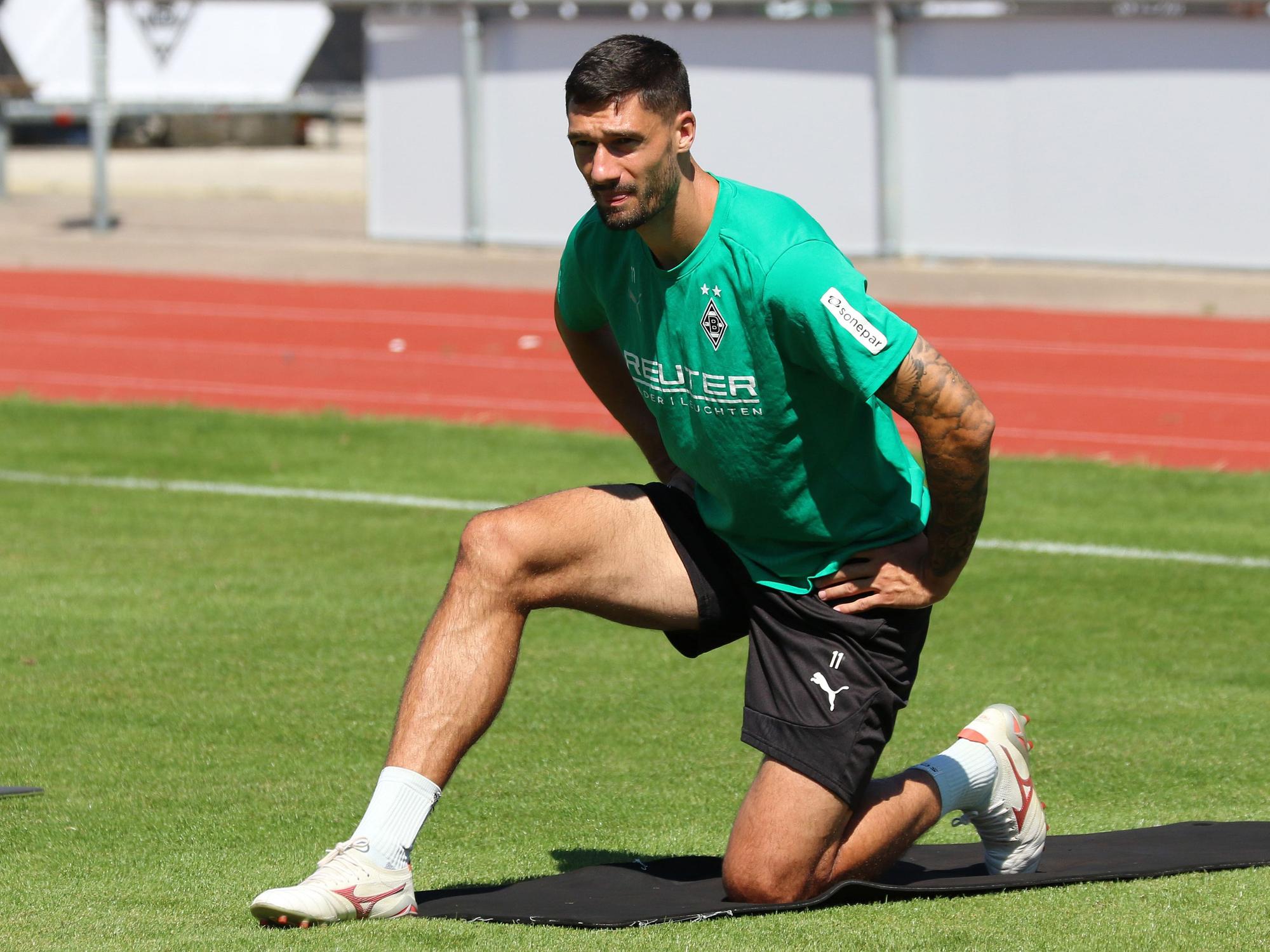 Tim Kleindienst dehnt sich im Training von Borussia Mönchengladbach.