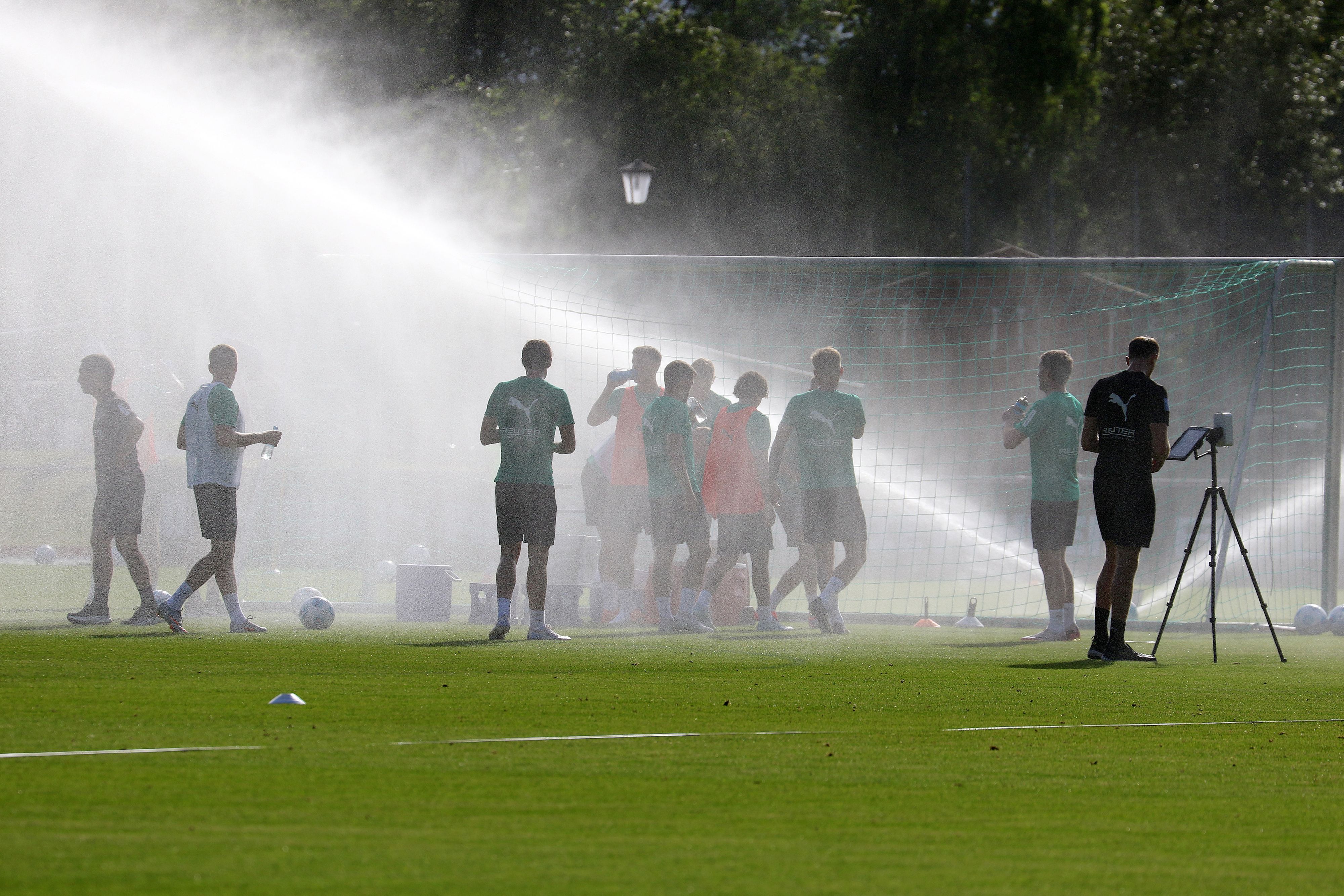 Der Rasensprenger läuft beim Training von Borussia Mönchengladbach.