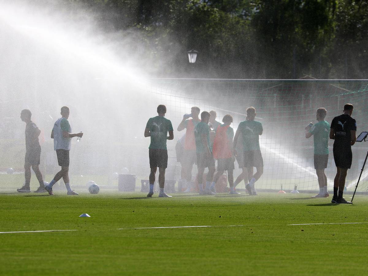Der Rasensprenger läuft beim Training von Borussia Mönchengladbach.