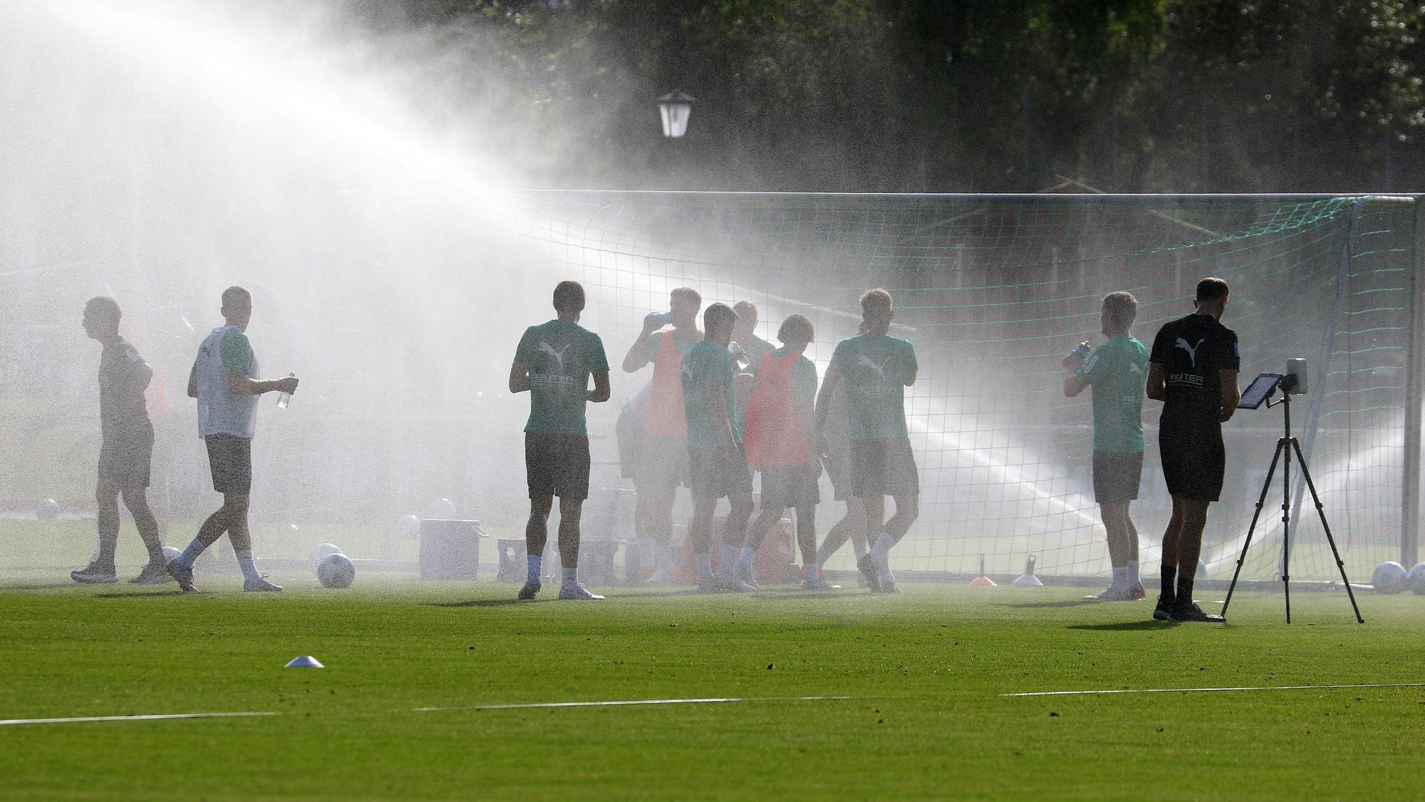 Der Rasensprenger läuft beim Training von Borussia Mönchengladbach.