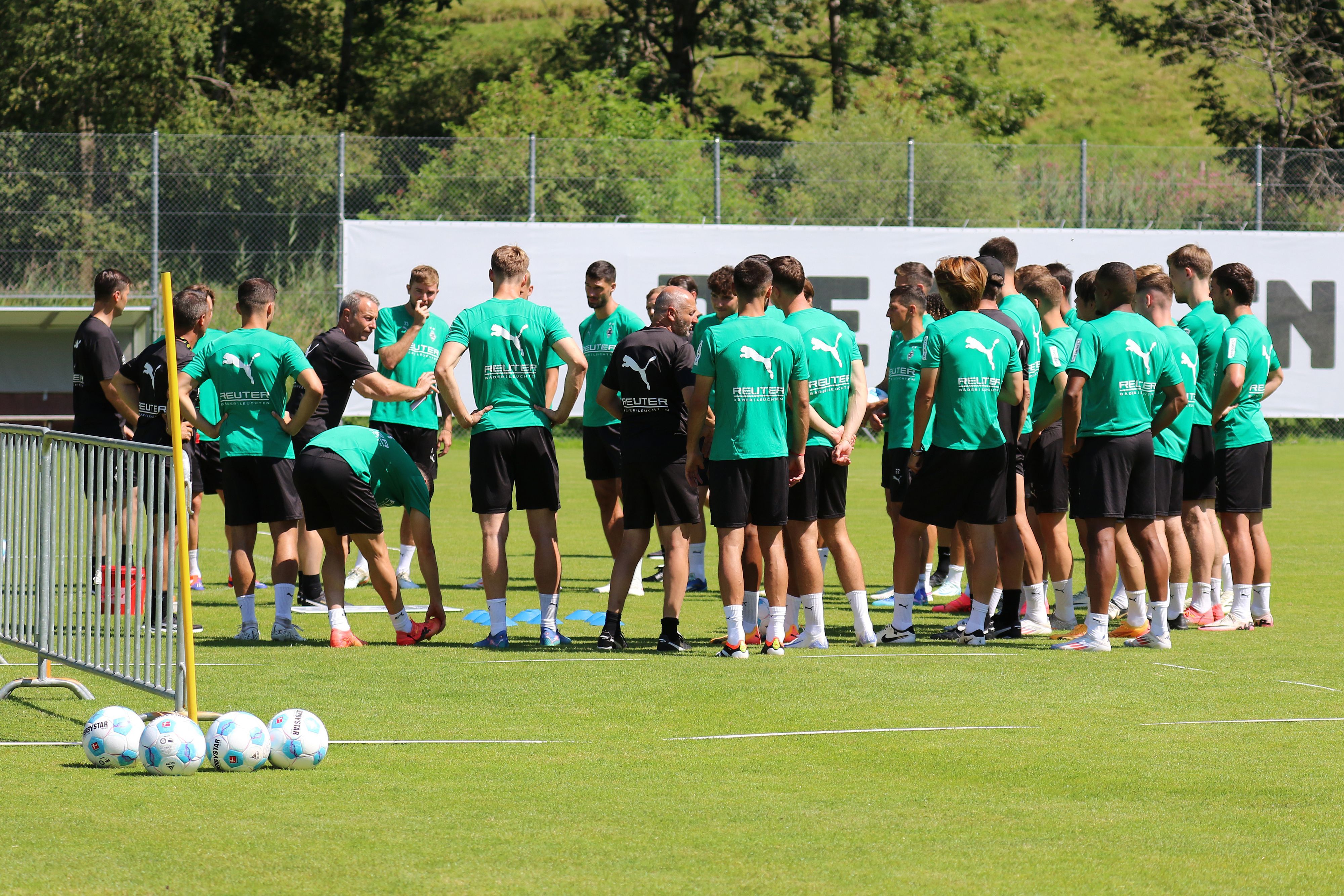 Das Team von Borussia Mönchengladbach steht im Kreis auf dem Trainingsplatz.
