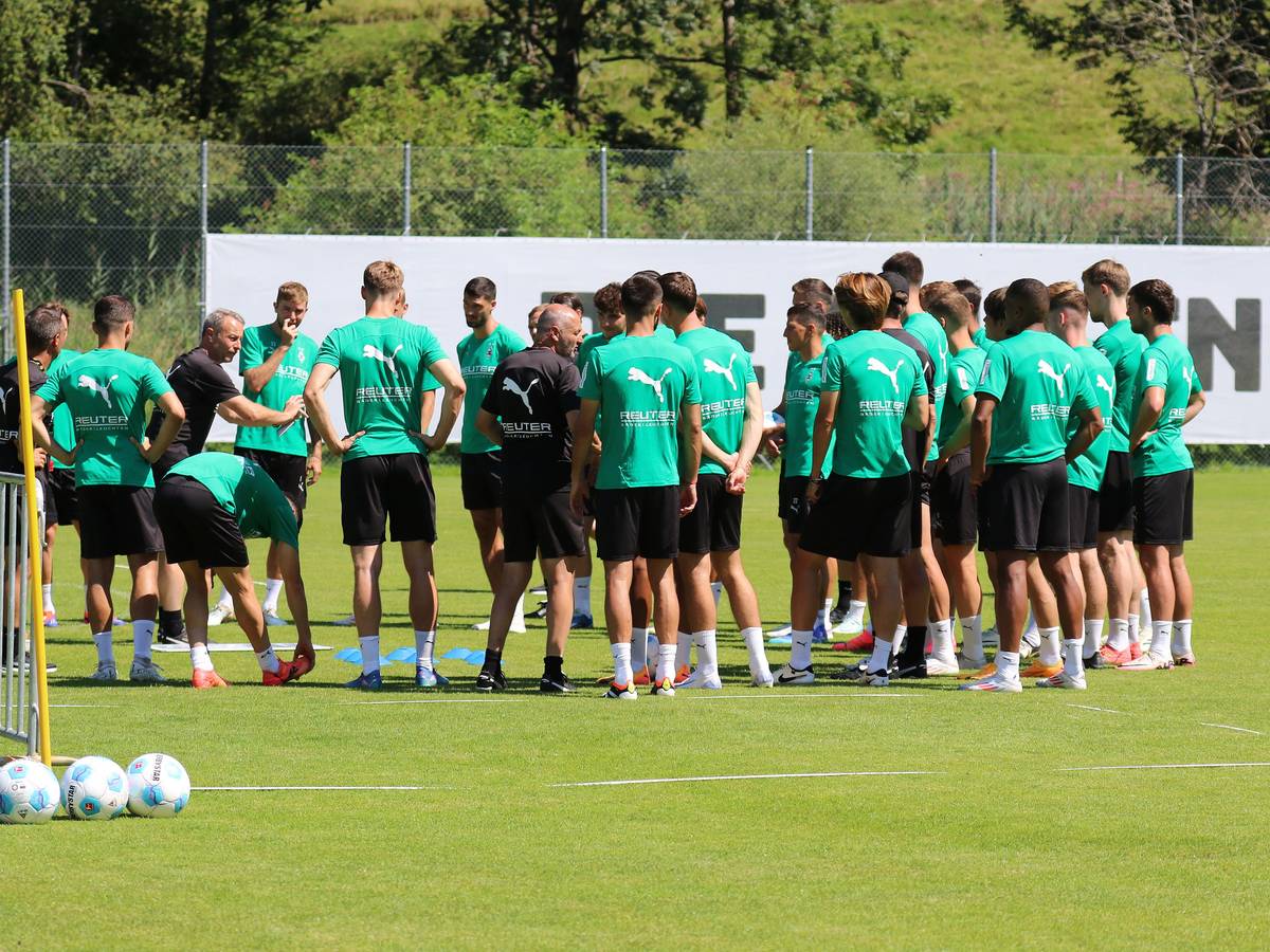 Das Team von Borussia Mönchengladbach steht im Kreis auf dem Trainingsplatz.