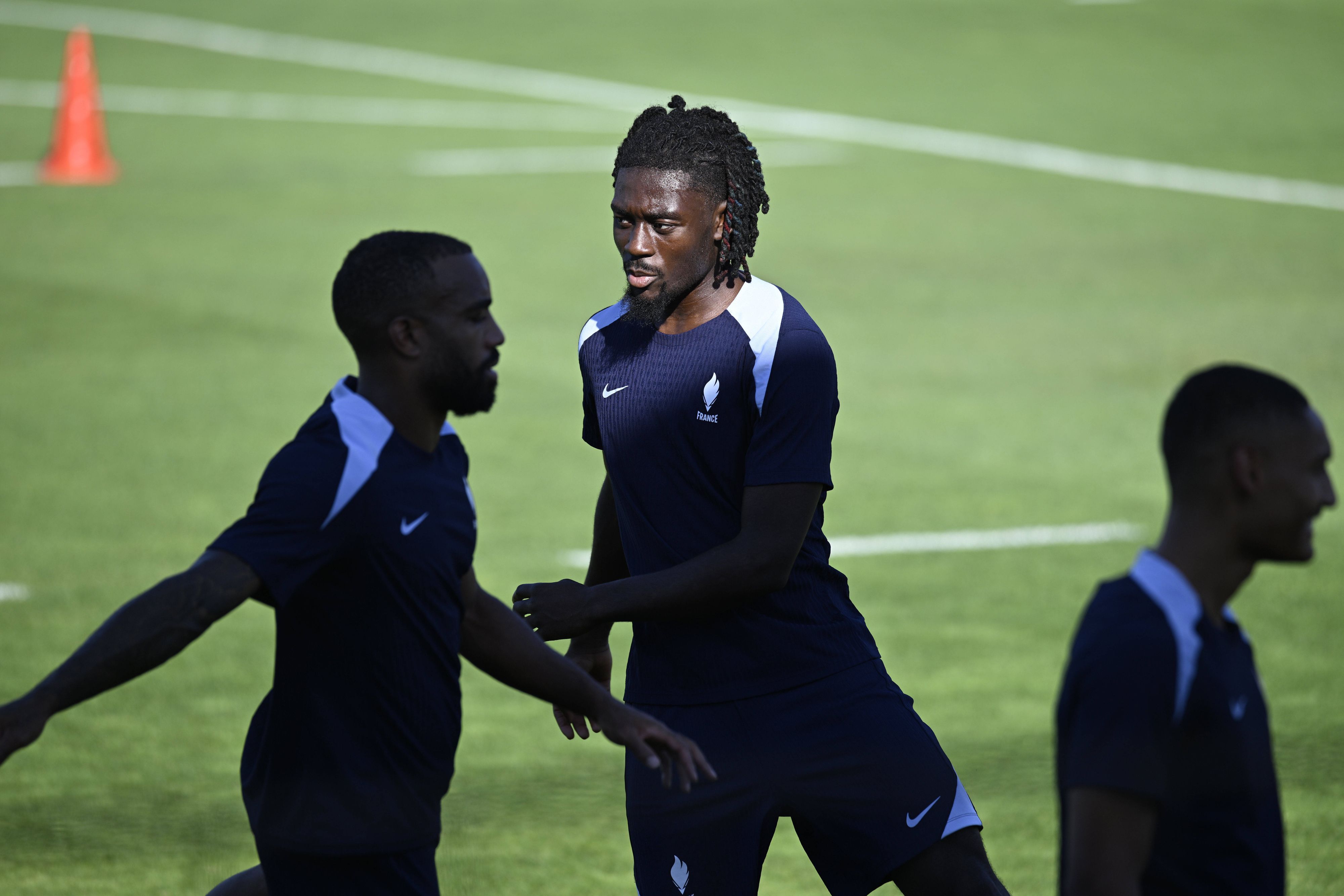 Manu Koné im Frankreich-Training wird angestrahlt.