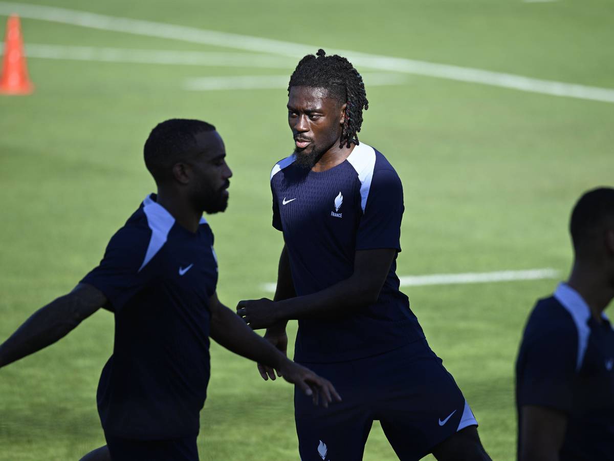 Manu Koné im Frankreich-Training wird angestrahlt.