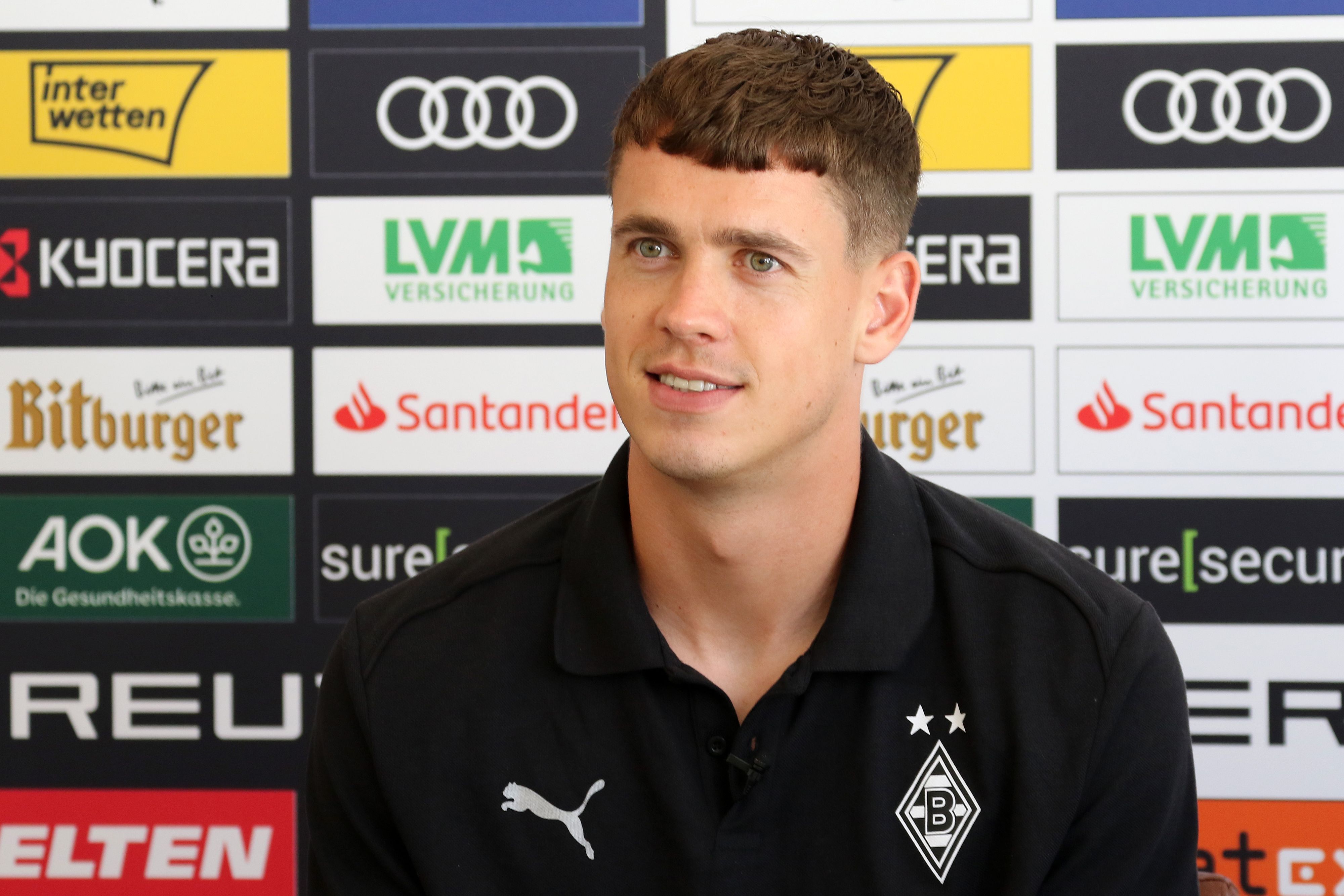 Borussia Mönchengladbachs Philipp Sander spricht auf einer Medienrunde in Rottach-Egern mit Journalisten.