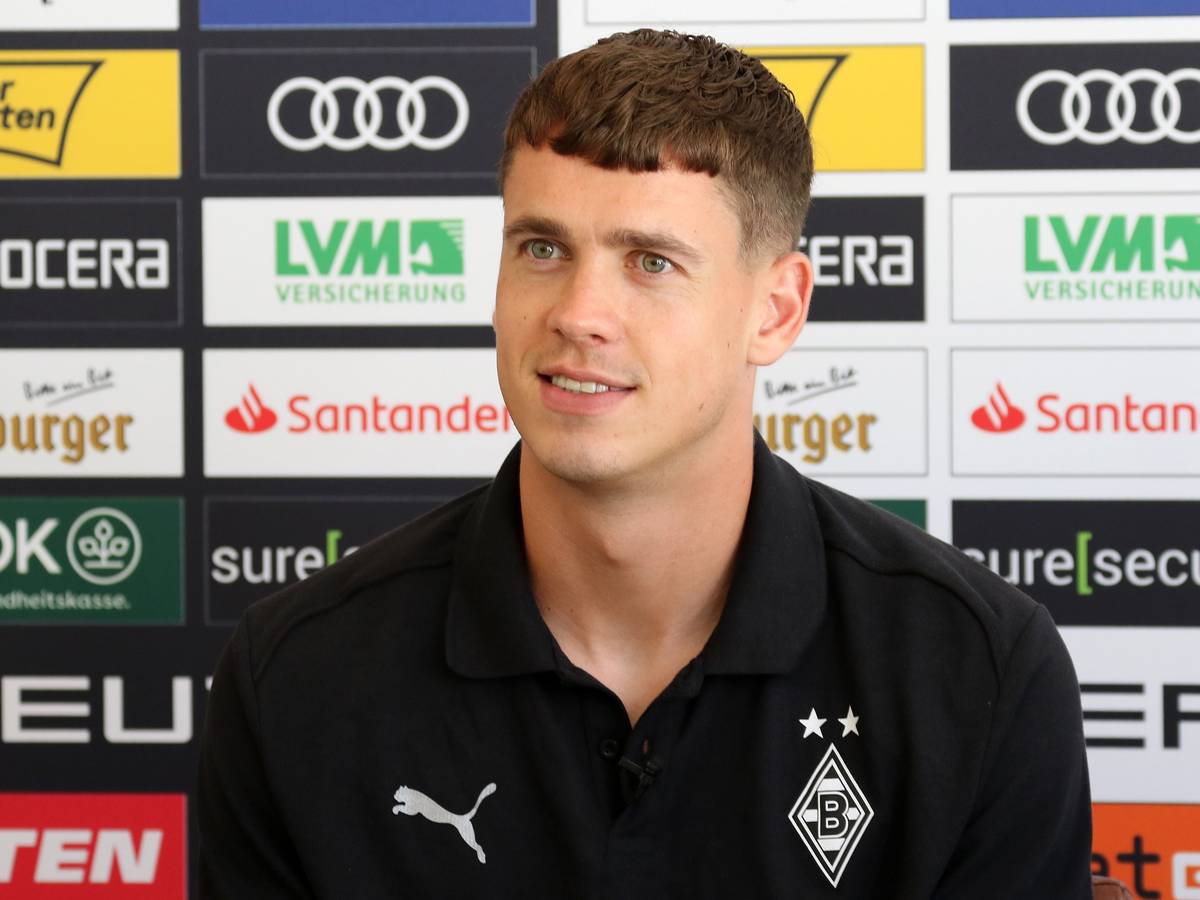 Borussia Mönchengladbachs Philipp Sander spricht auf einer Medienrunde in Rottach-Egern mit Journalisten.