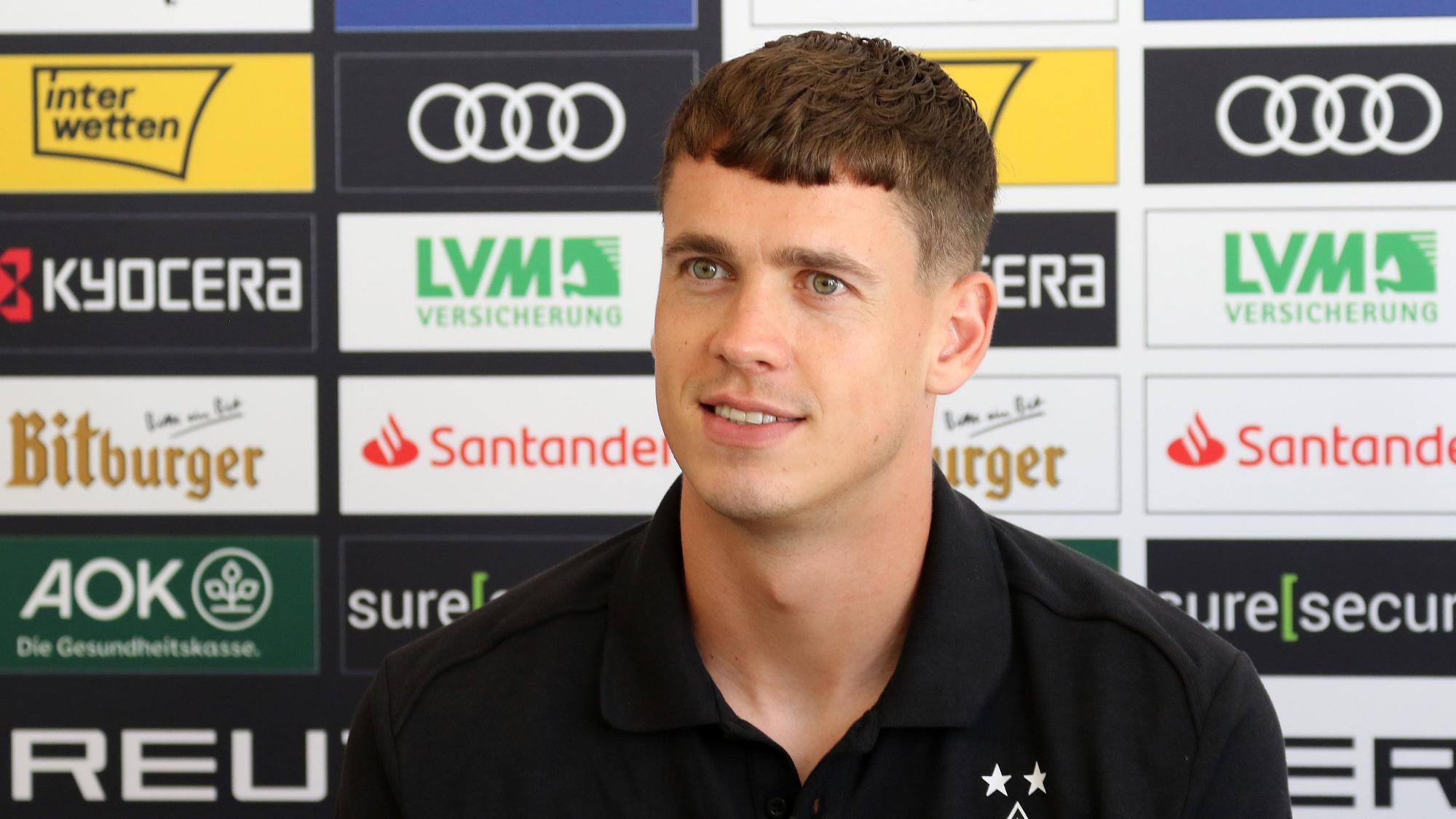 Borussia Mönchengladbachs Philipp Sander spricht auf einer Medienrunde in Rottach-Egern mit Journalisten.