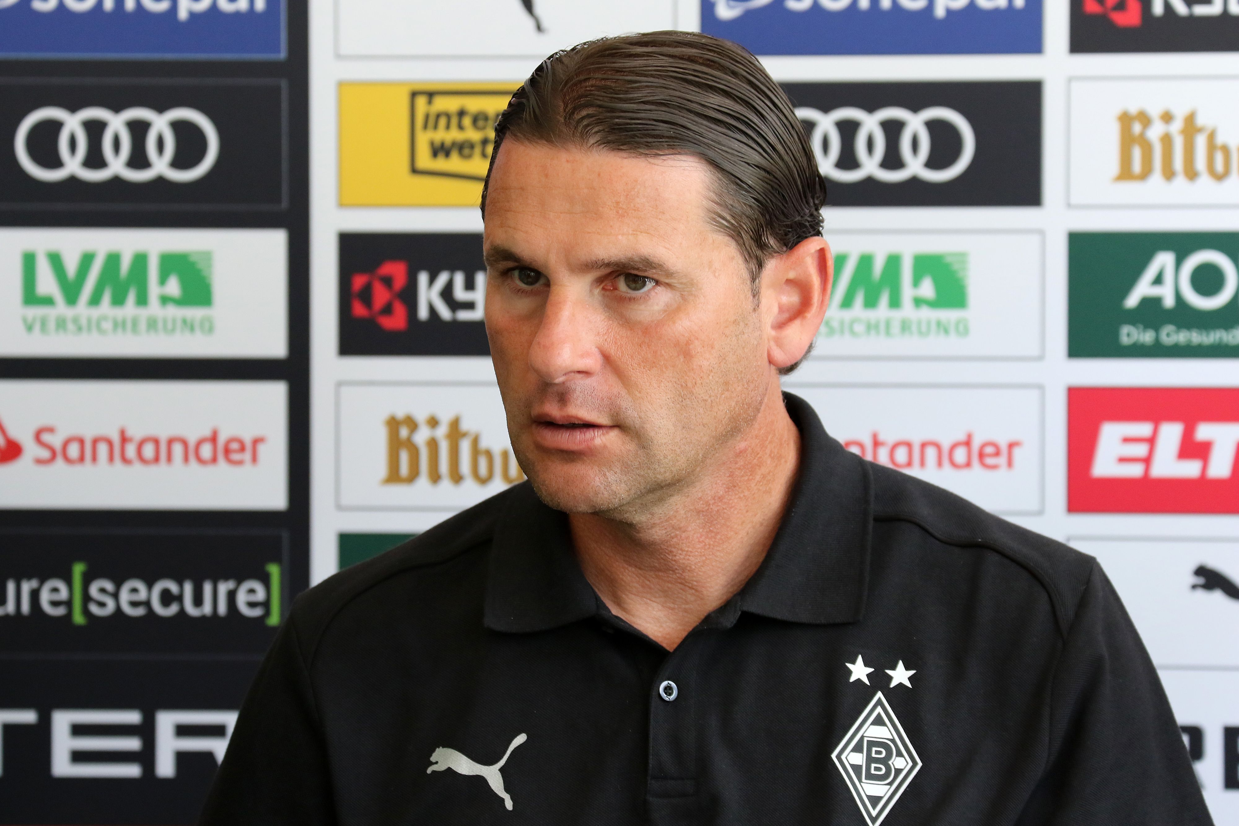 Borussia Mönchengladbachs Trainer Gerardo Seoane spricht bei einer Medienrunde in Rottach-Egern mit Journalisten.