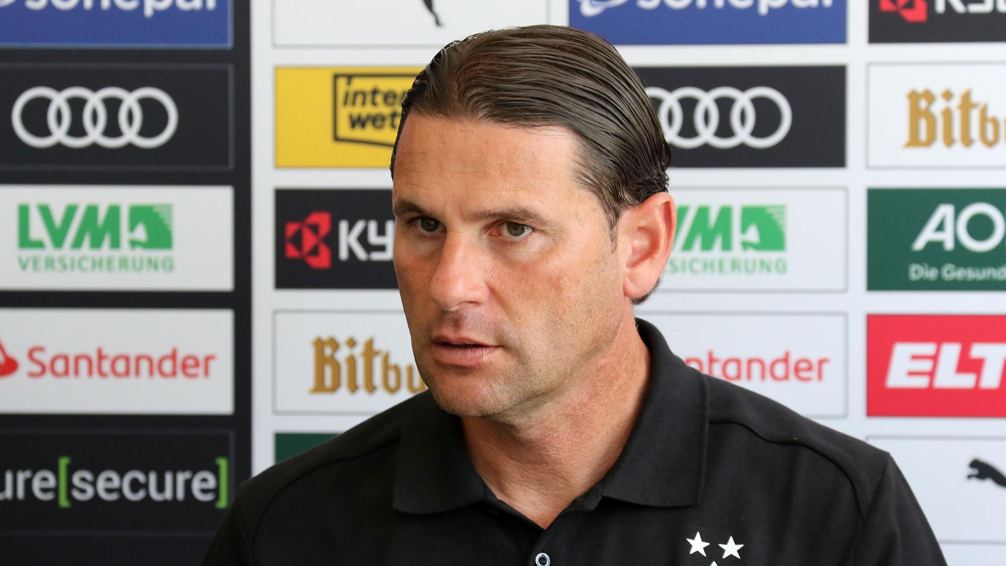 Borussia Mönchengladbachs Trainer Gerardo Seoane spricht bei einer Medienrunde in Rottach-Egern mit Journalisten.