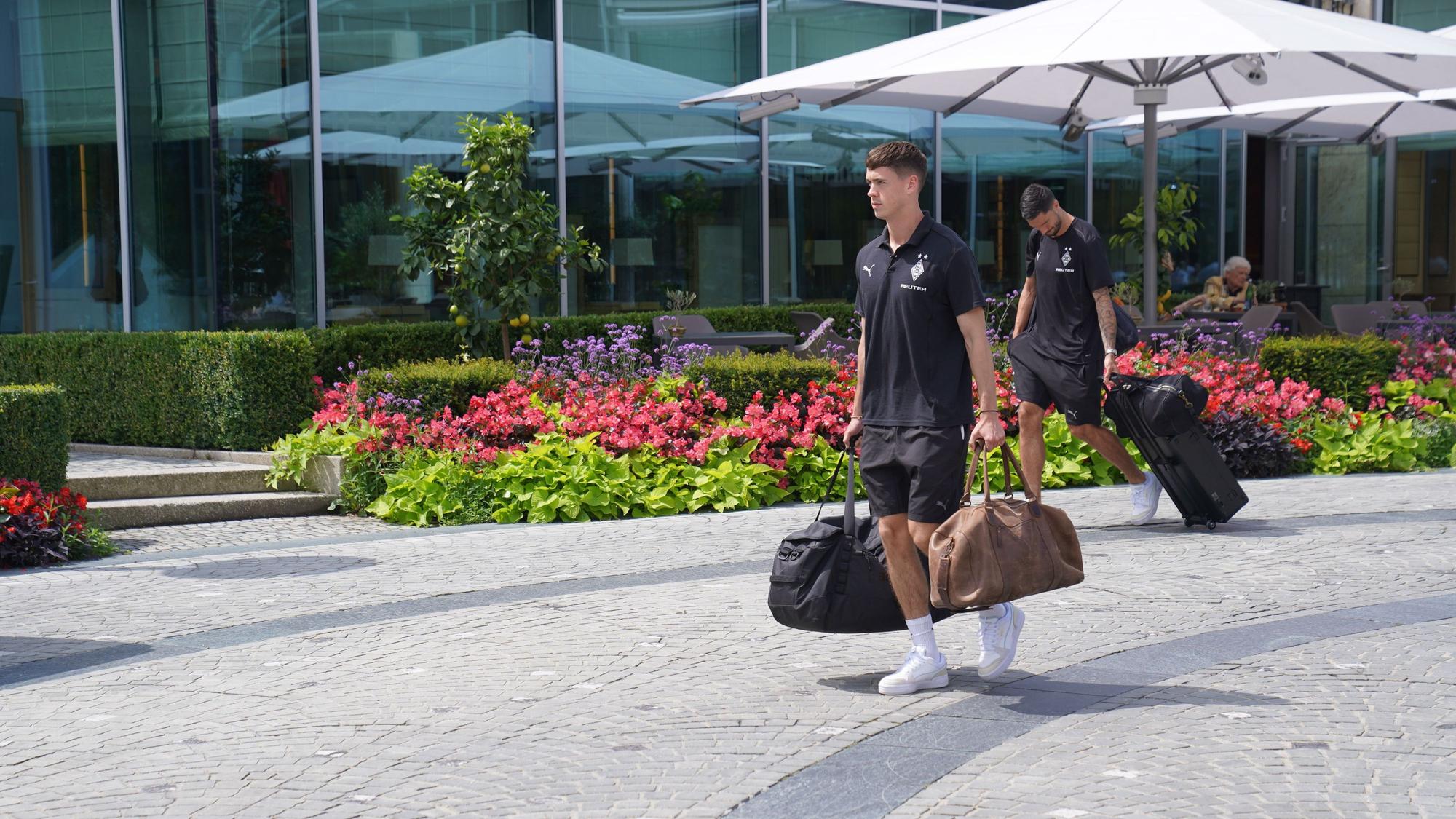 Philipp Sander und Tim Kleindienst mit Taschen.