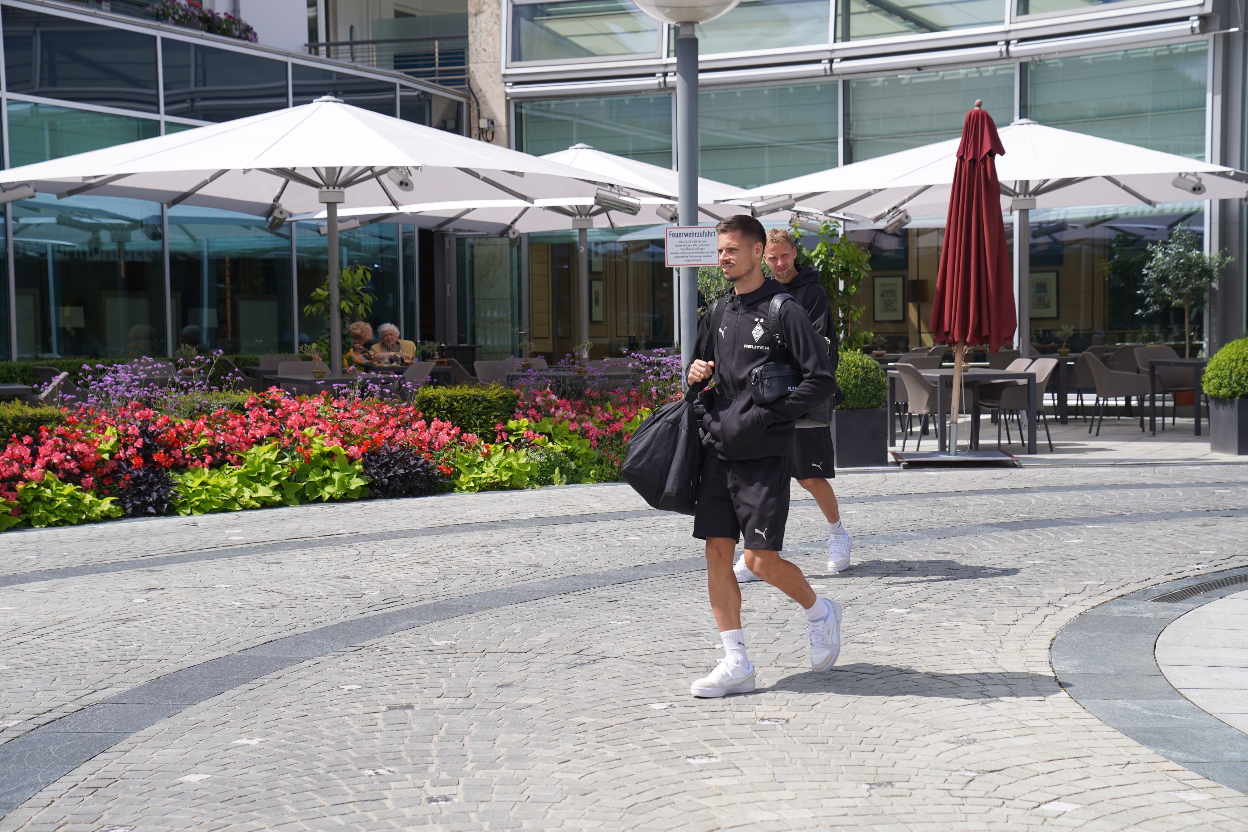 Julian Weigl mit einer Tasche.
