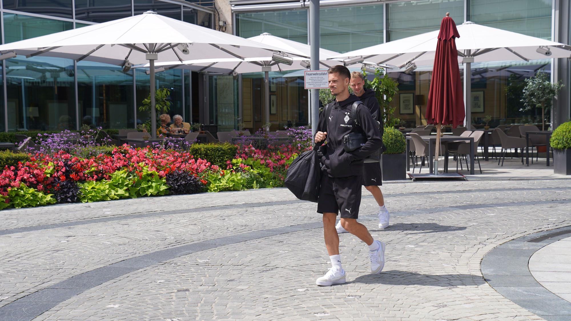 Julian Weigl mit einer Tasche.