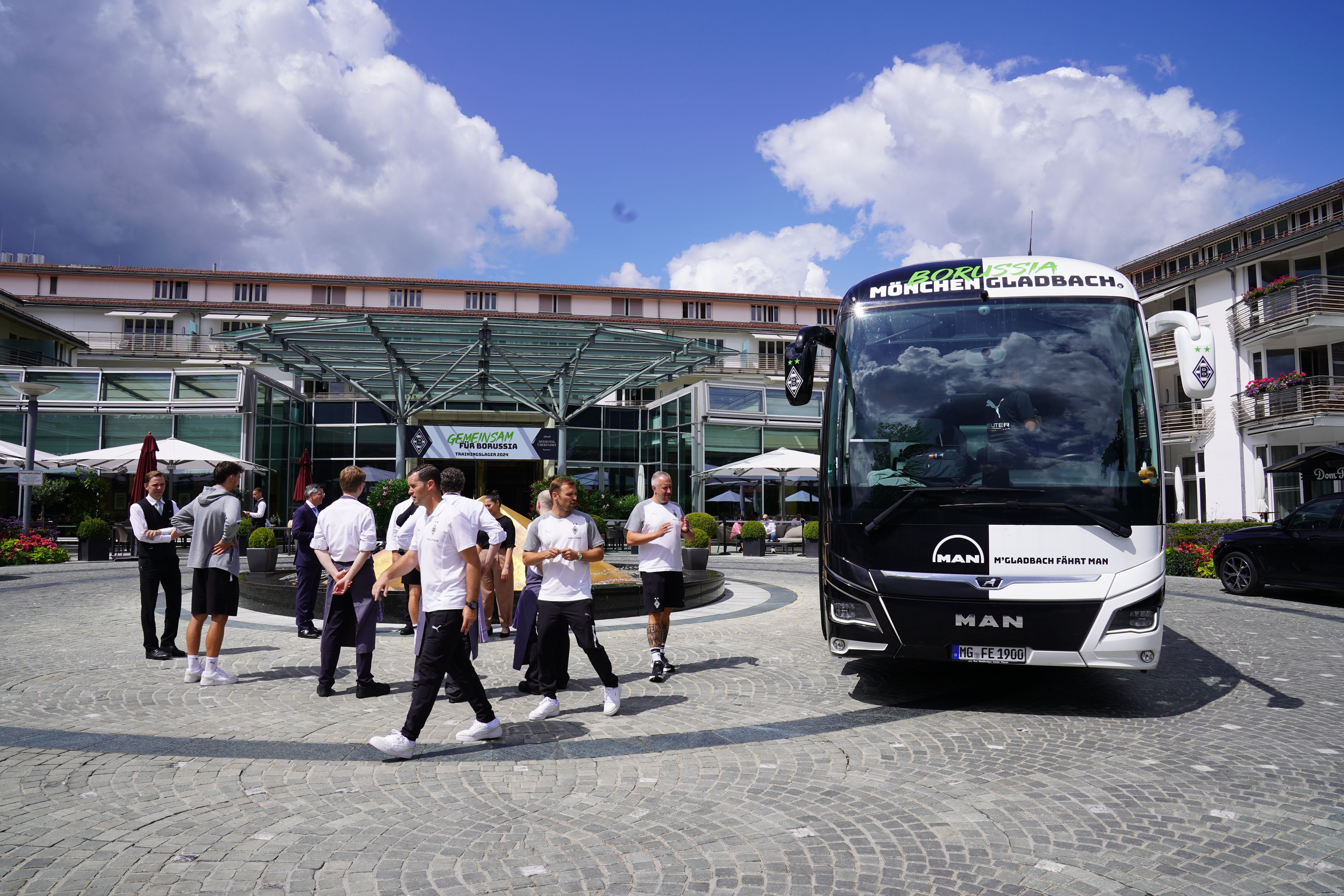 Der Bus vor dem Teamhotel.