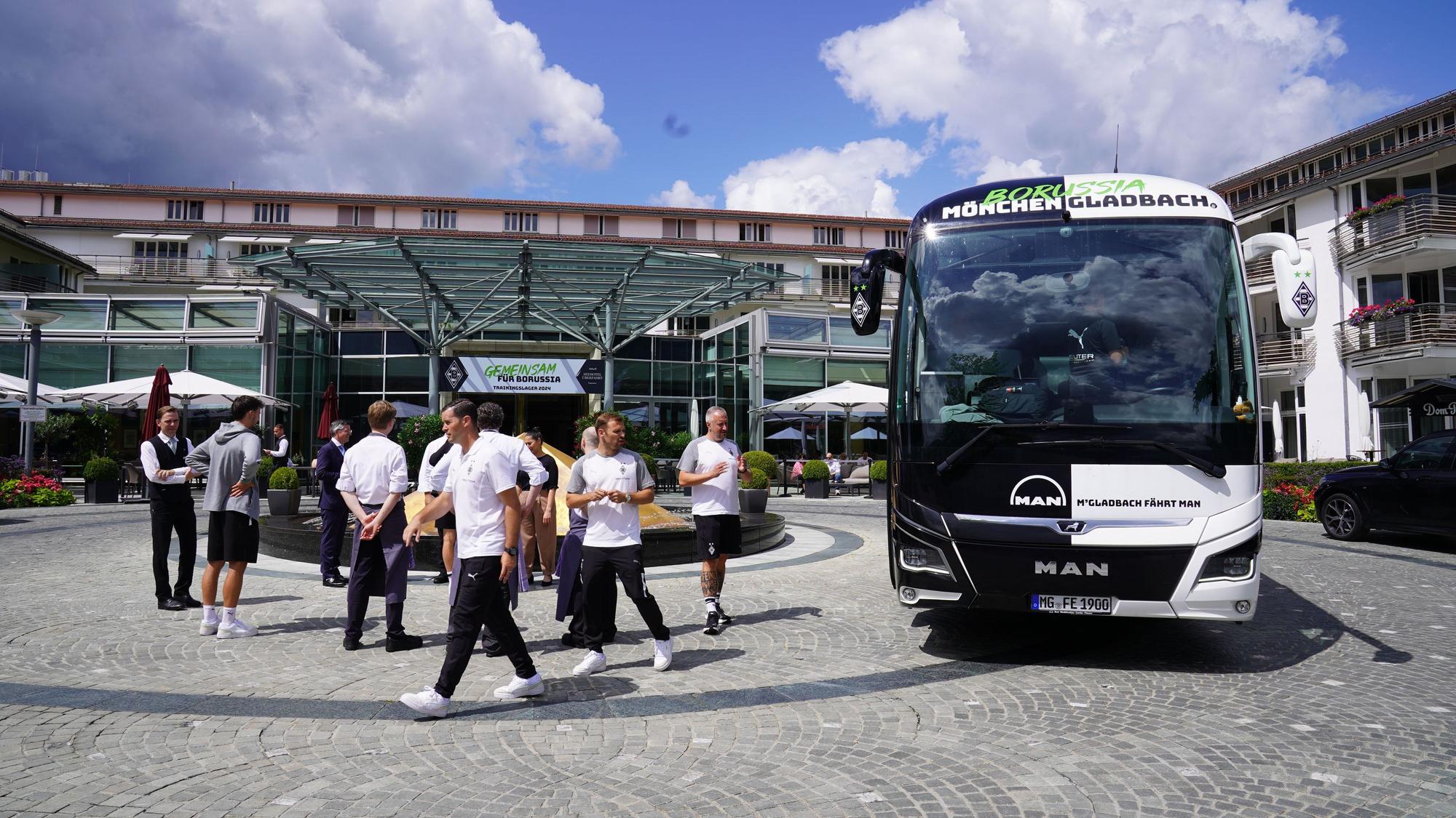 Der Bus vor dem Teamhotel.