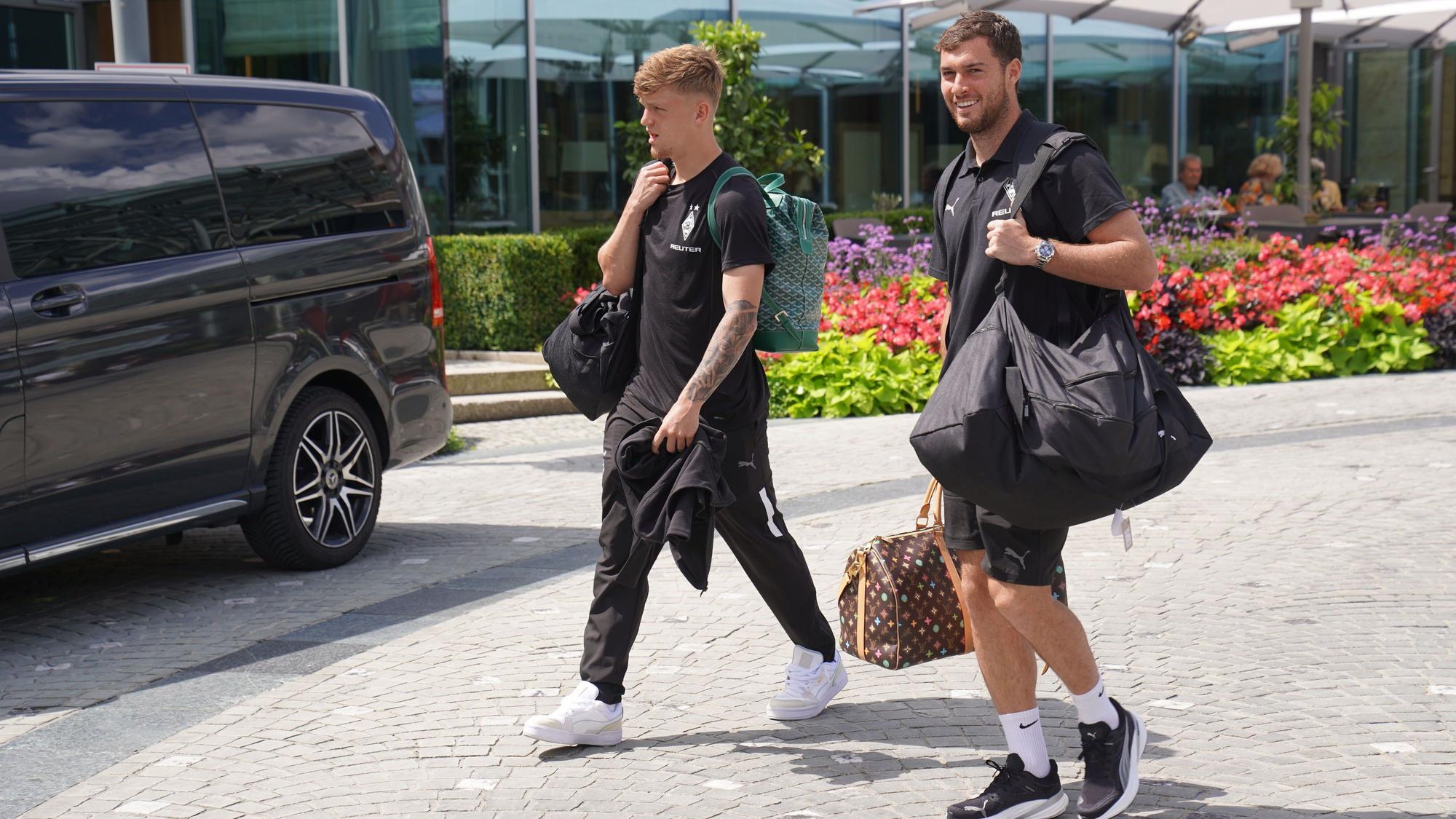 Luca Netz und Joe Scally lächeln.