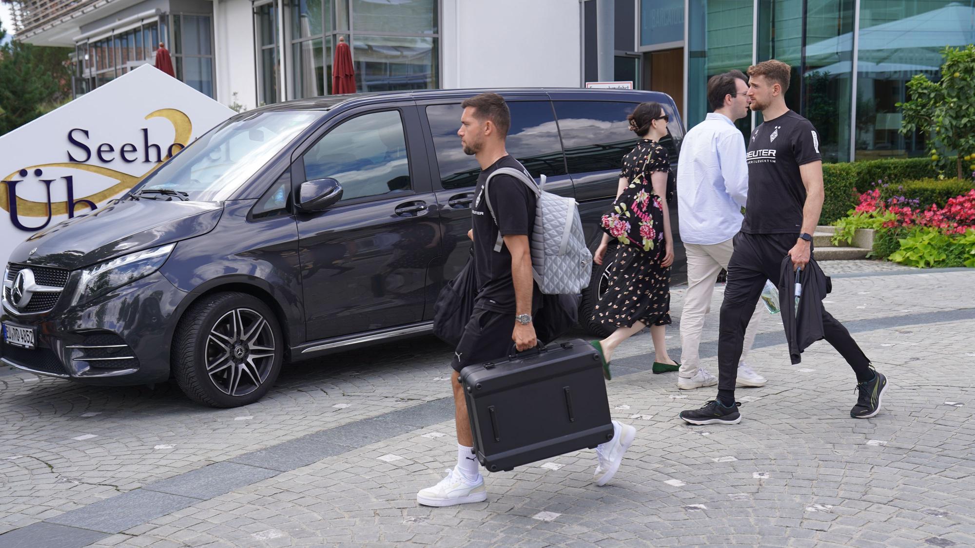 Kevin Stöger mit Koffer in der Hand.