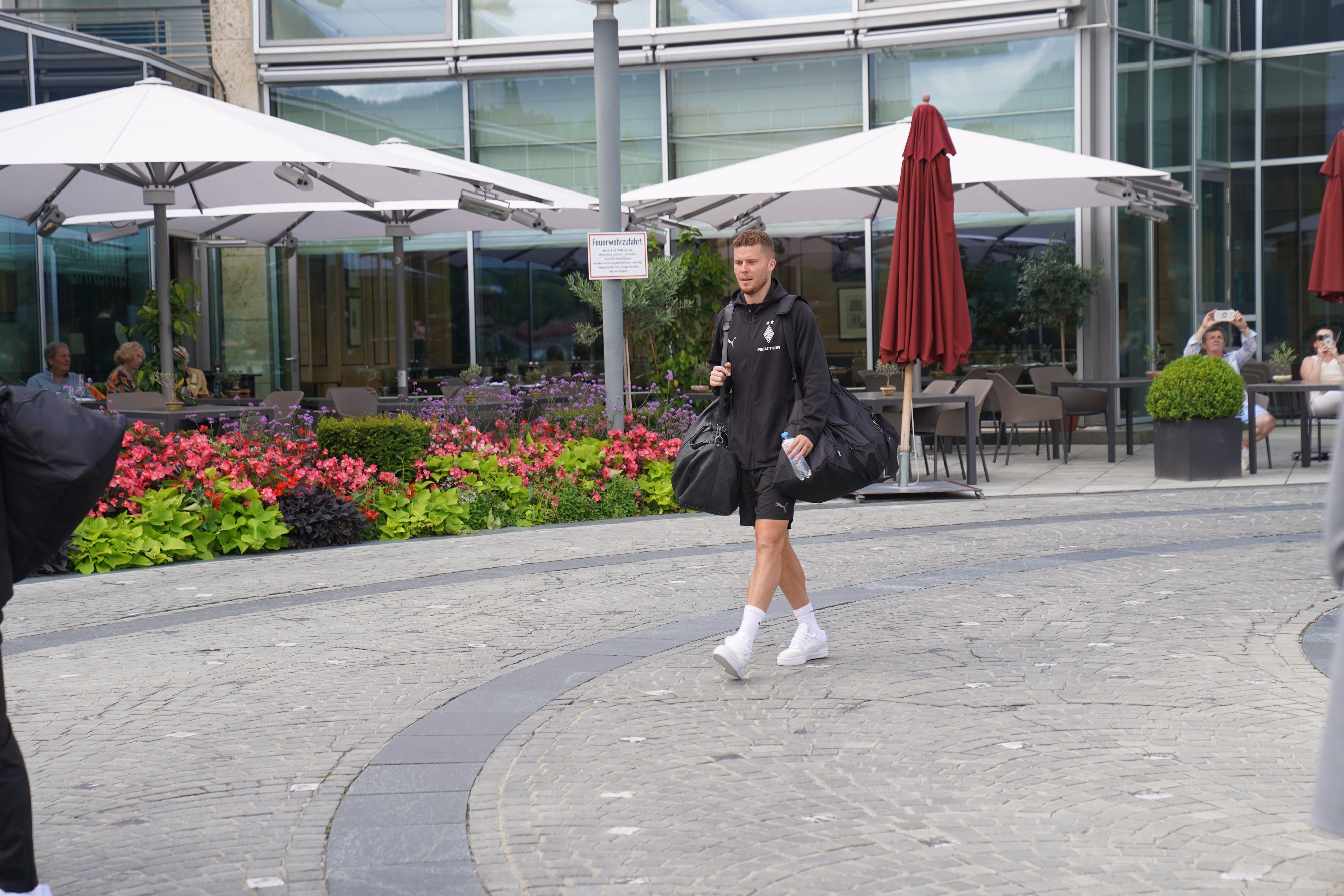 Nico Elvedi geht zum Bus.