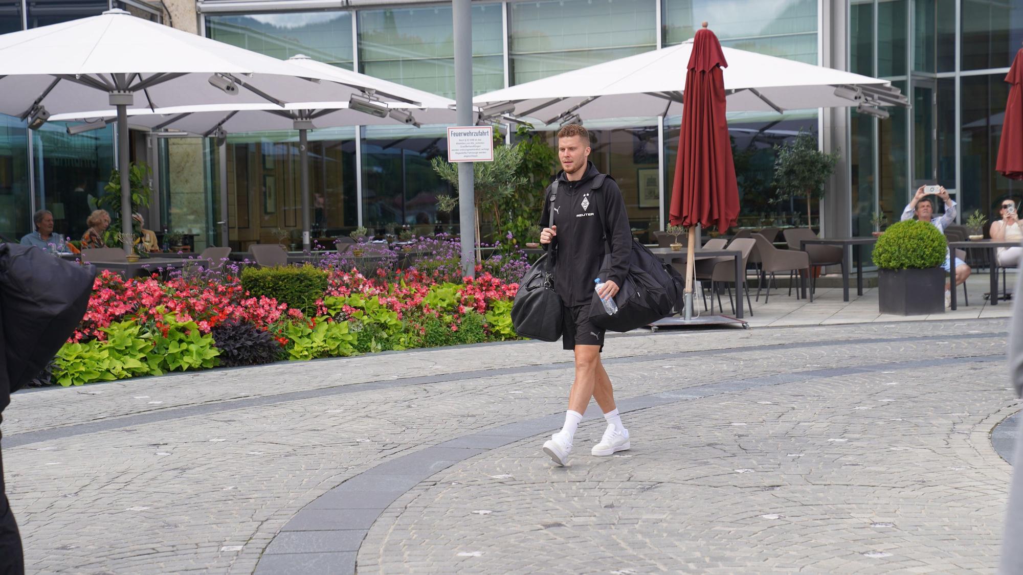 Nico Elvedi geht zum Bus.
