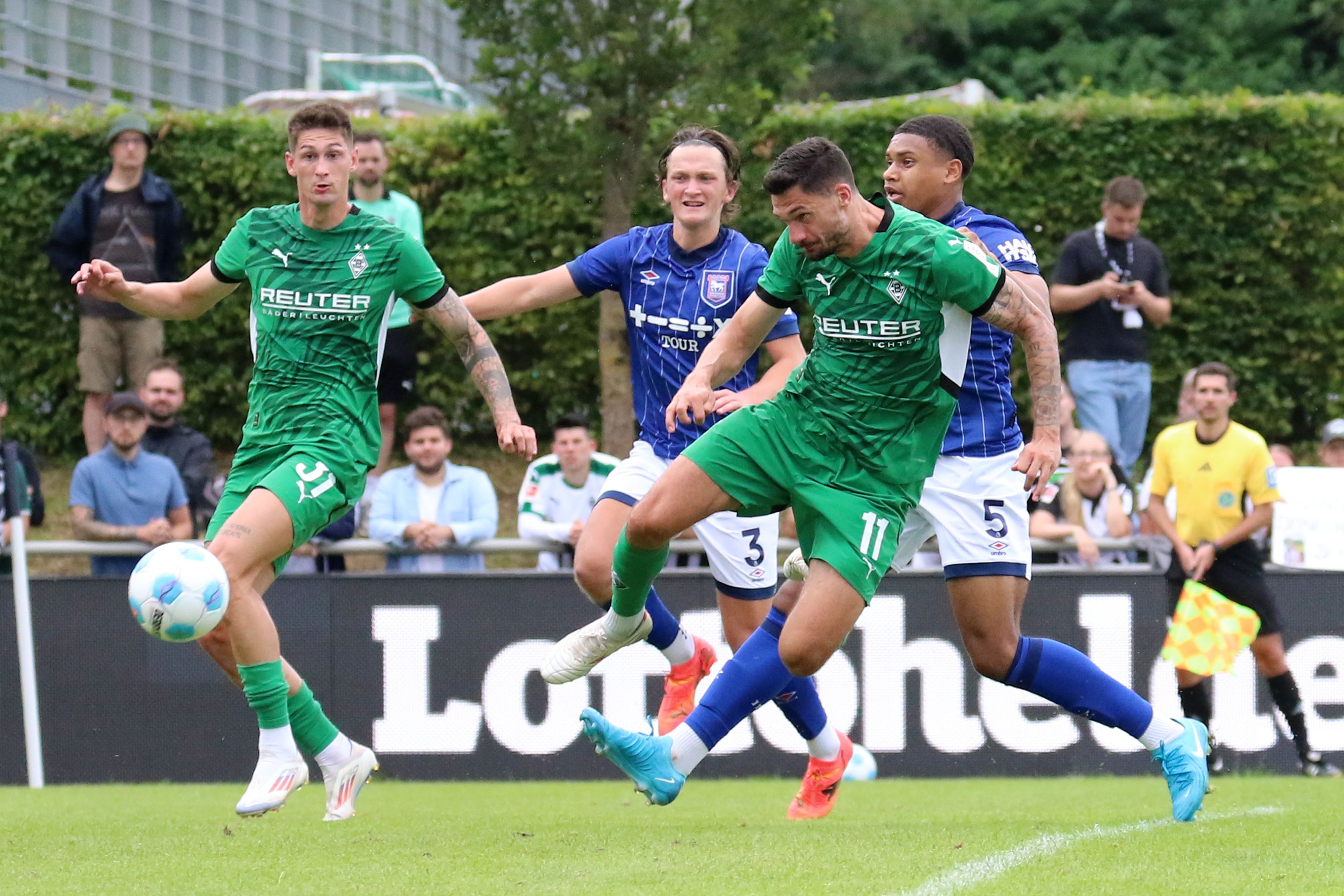 Tim Kleindienst köpft den Ball im Testspiel von Borussia Mönchengladbach, Teamkollege Tomas Cvancara beobachtet die Szene im Hintergrund.