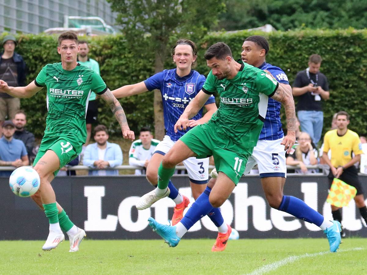 Tim Kleindienst köpft den Ball im Testspiel von Borussia Mönchengladbach, Teamkollege Tomas Cvancara beobachtet die Szene im Hintergrund.