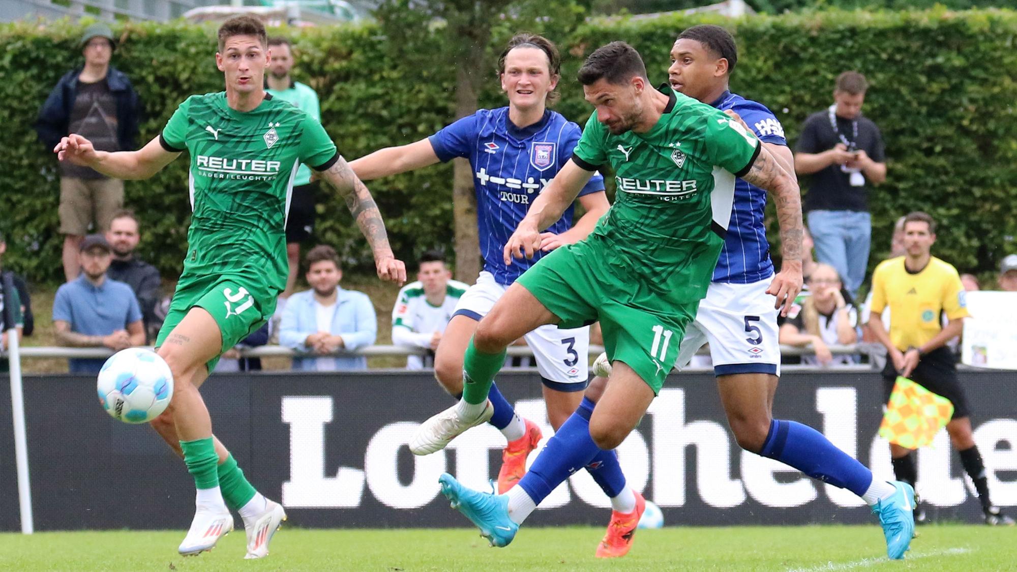Tim Kleindienst köpft den Ball im Testspiel von Borussia Mönchengladbach, Teamkollege Tomas Cvancara beobachtet die Szene im Hintergrund.