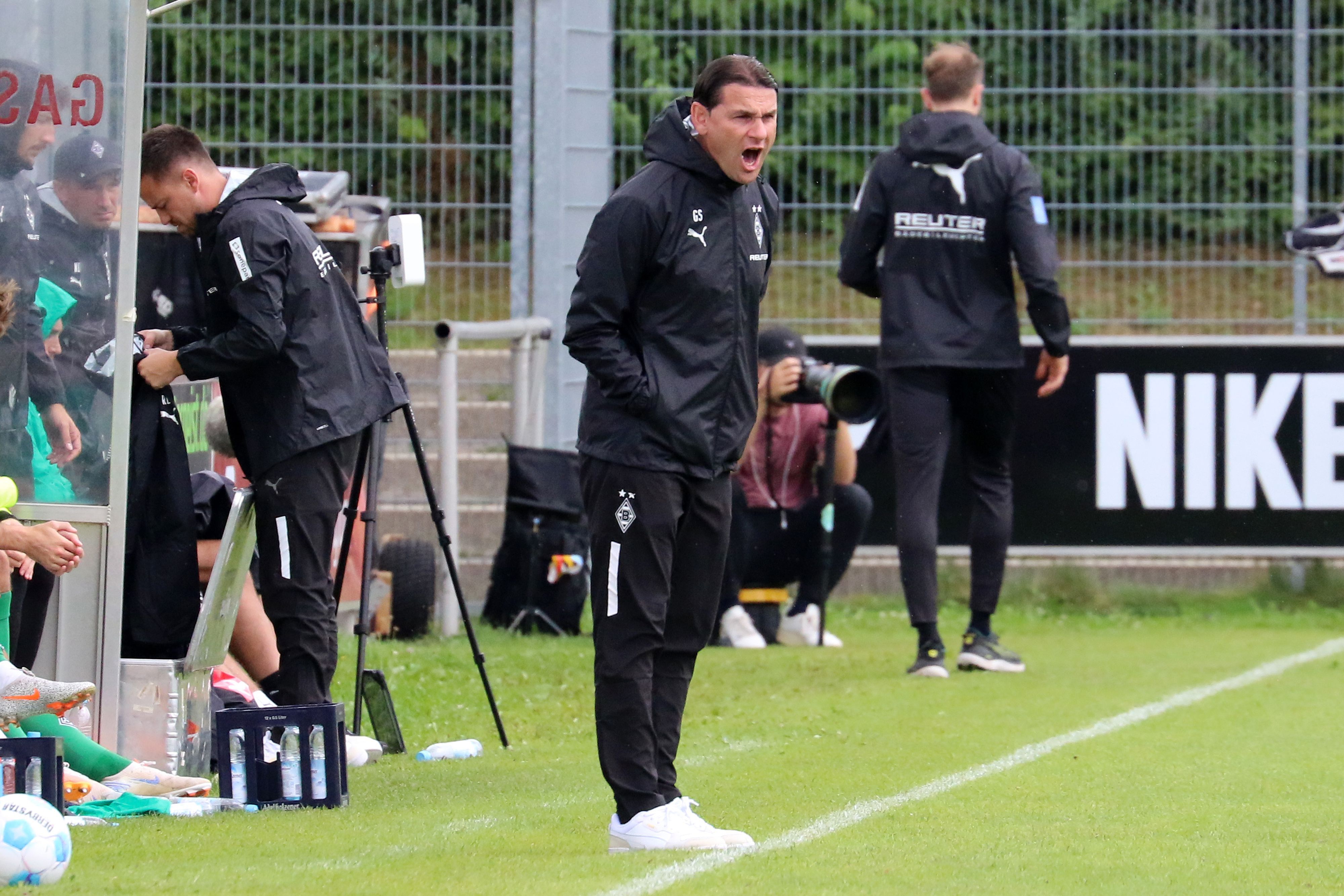 Borussia Mönchengladbachs Coach Gerardo Seoane steht beim Testspiel gegen Ipswich Town an der Seitenlinie und ruft Anweisungen.