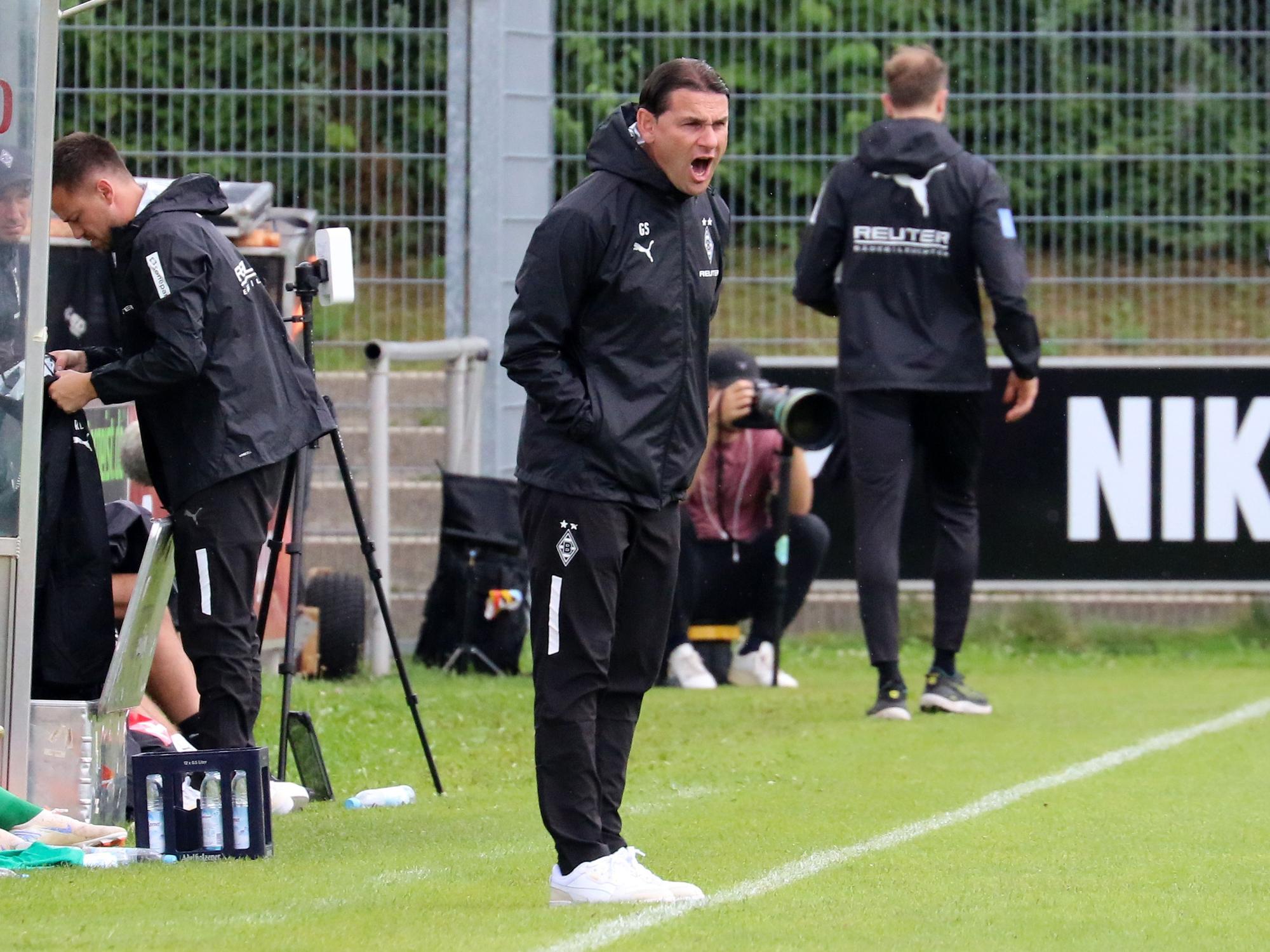 Borussia Mönchengladbachs Coach Gerardo Seoane steht beim Testspiel gegen Ipswich Town an der Seitenlinie und ruft Anweisungen.