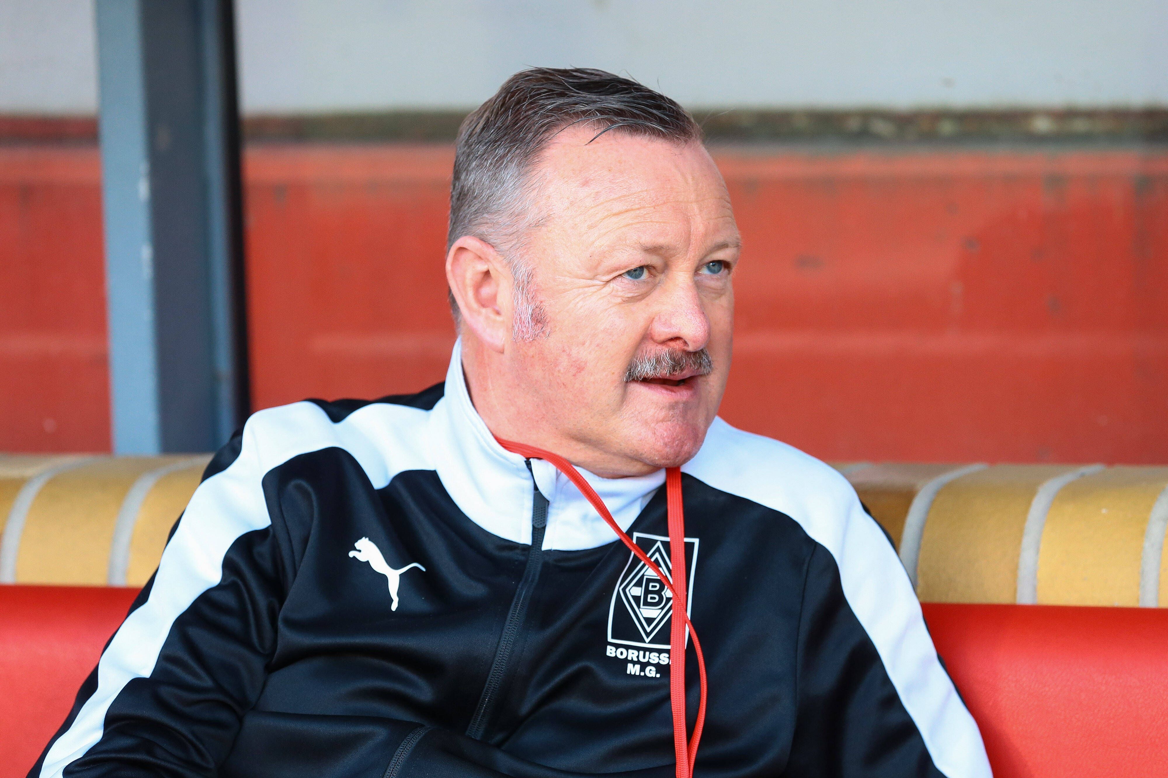 Roland Virkus auf der Trainerbank beim Spiel gegen Union Berlin.