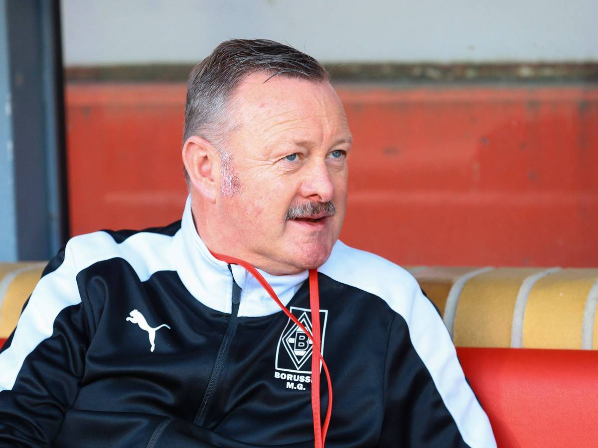 Roland Virkus auf der Trainerbank beim Spiel gegen Union Berlin.