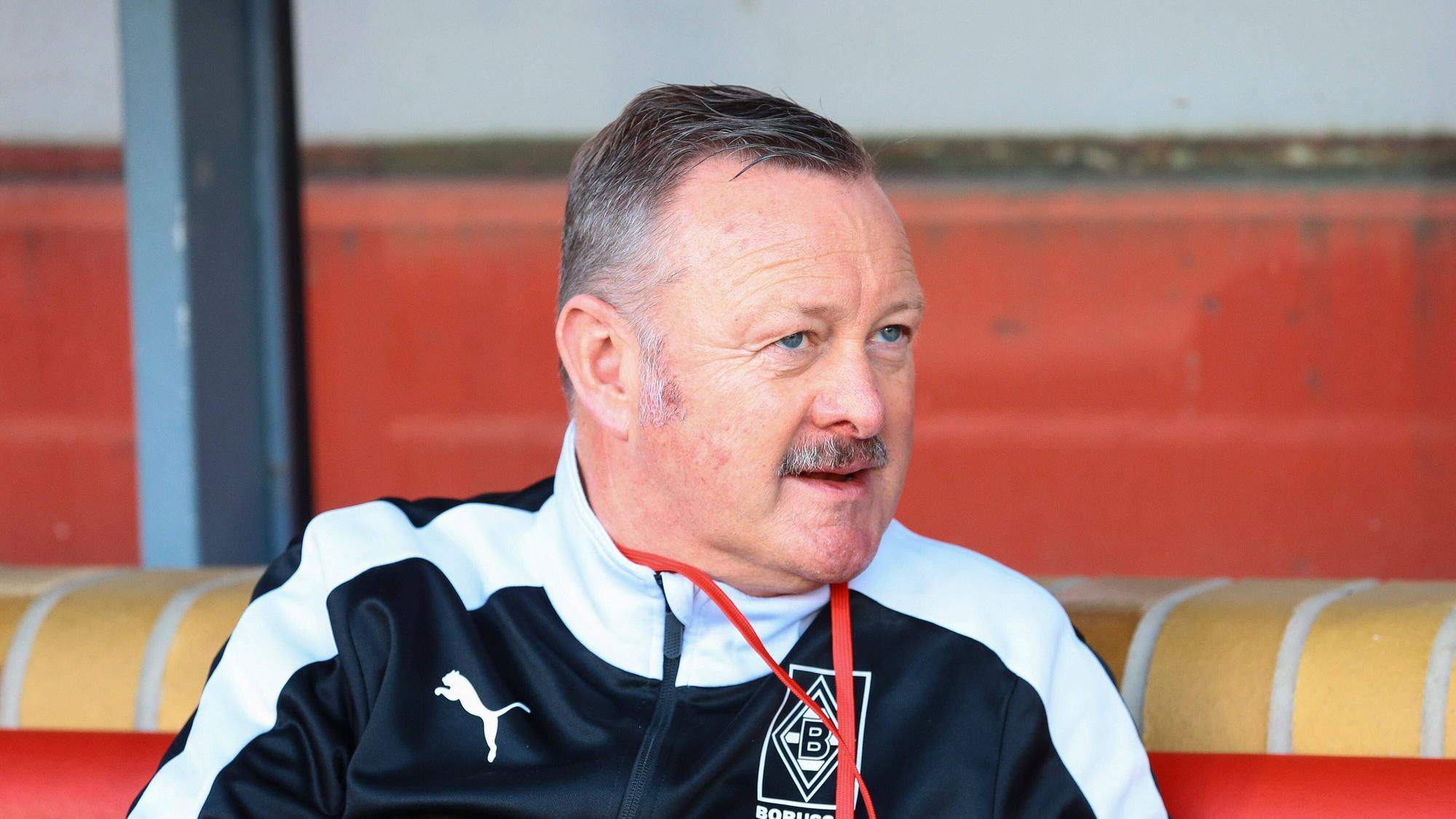 Roland Virkus auf der Trainerbank beim Spiel gegen Union Berlin.