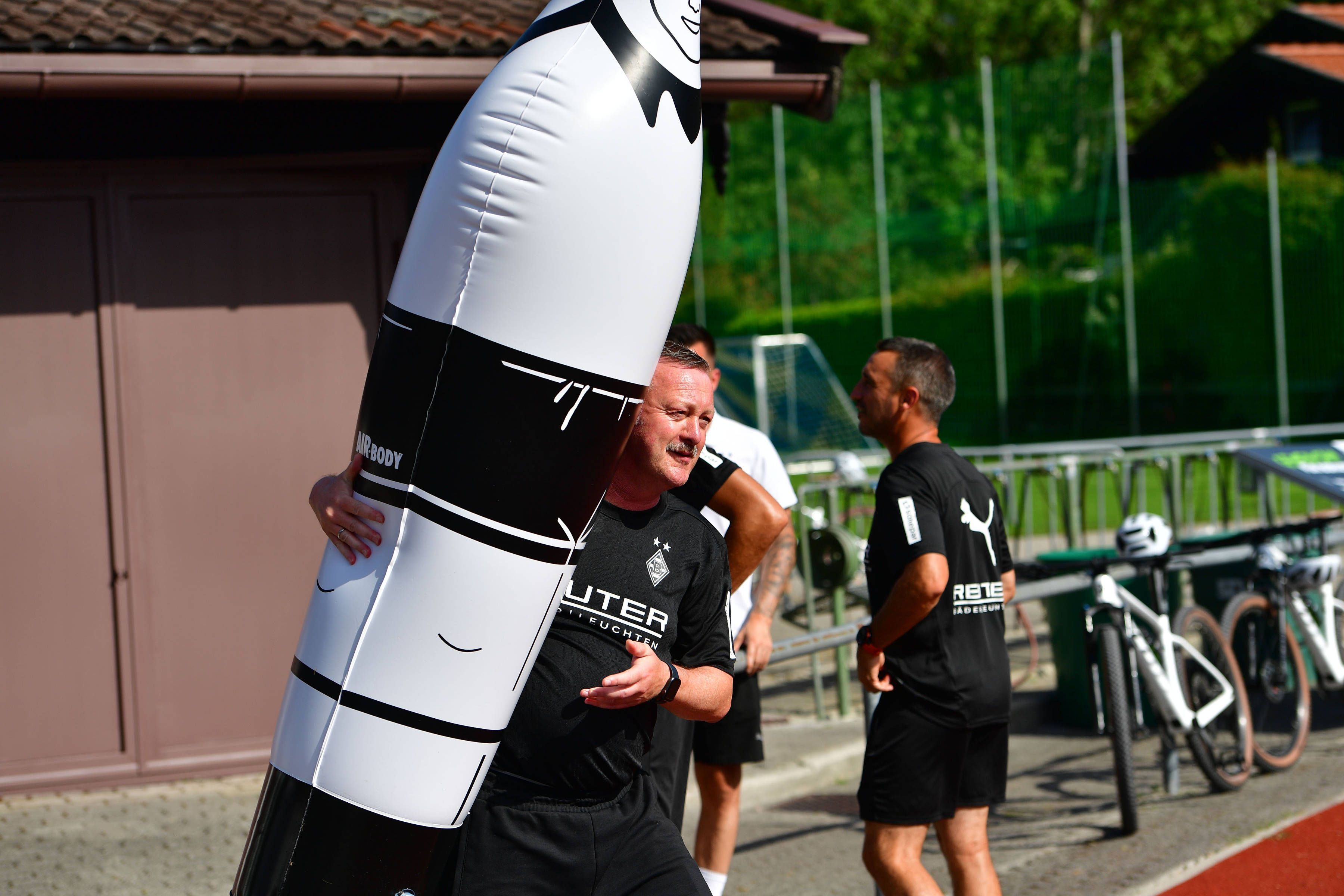 Roland Virkus posiert neben einem Trainingsgegenstand.