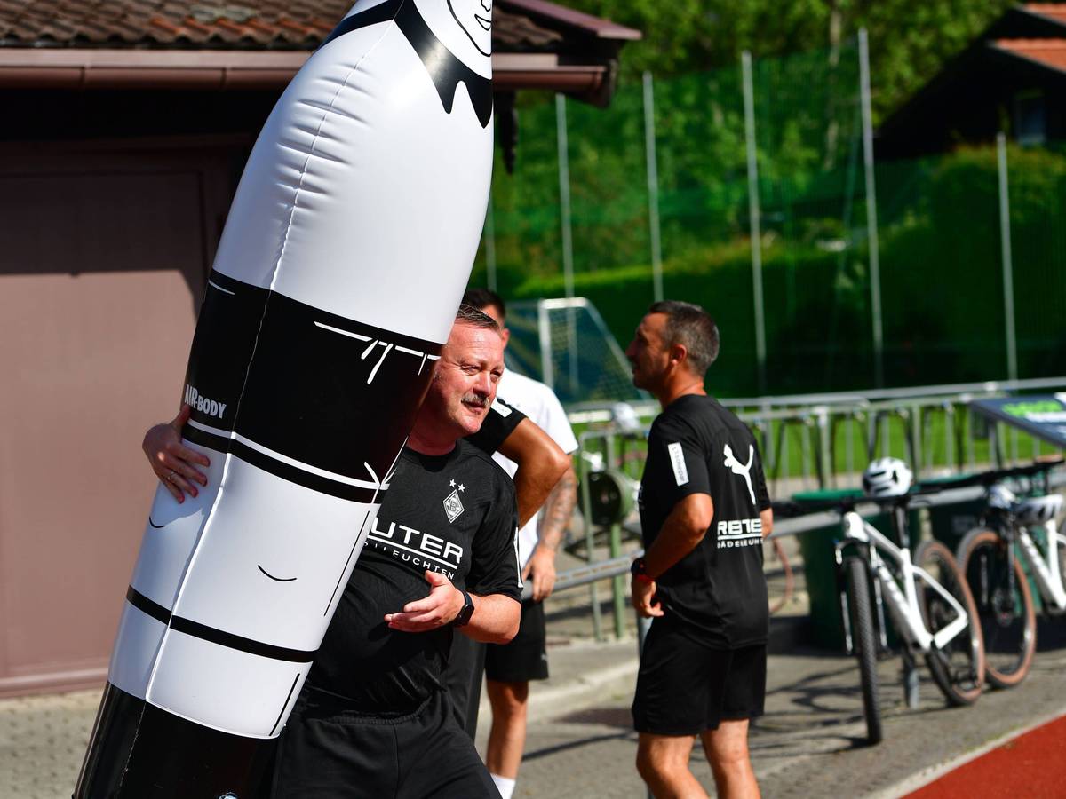Roland Virkus posiert neben einem Trainingsgegenstand.