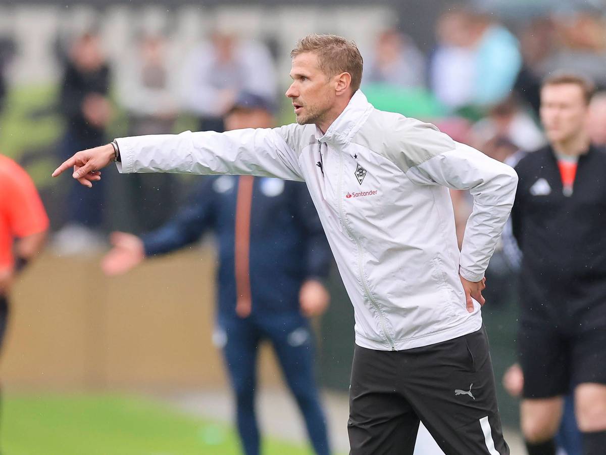 Oliver Kirch coacht während eines Spiels und streckt seinen Arm heraus.