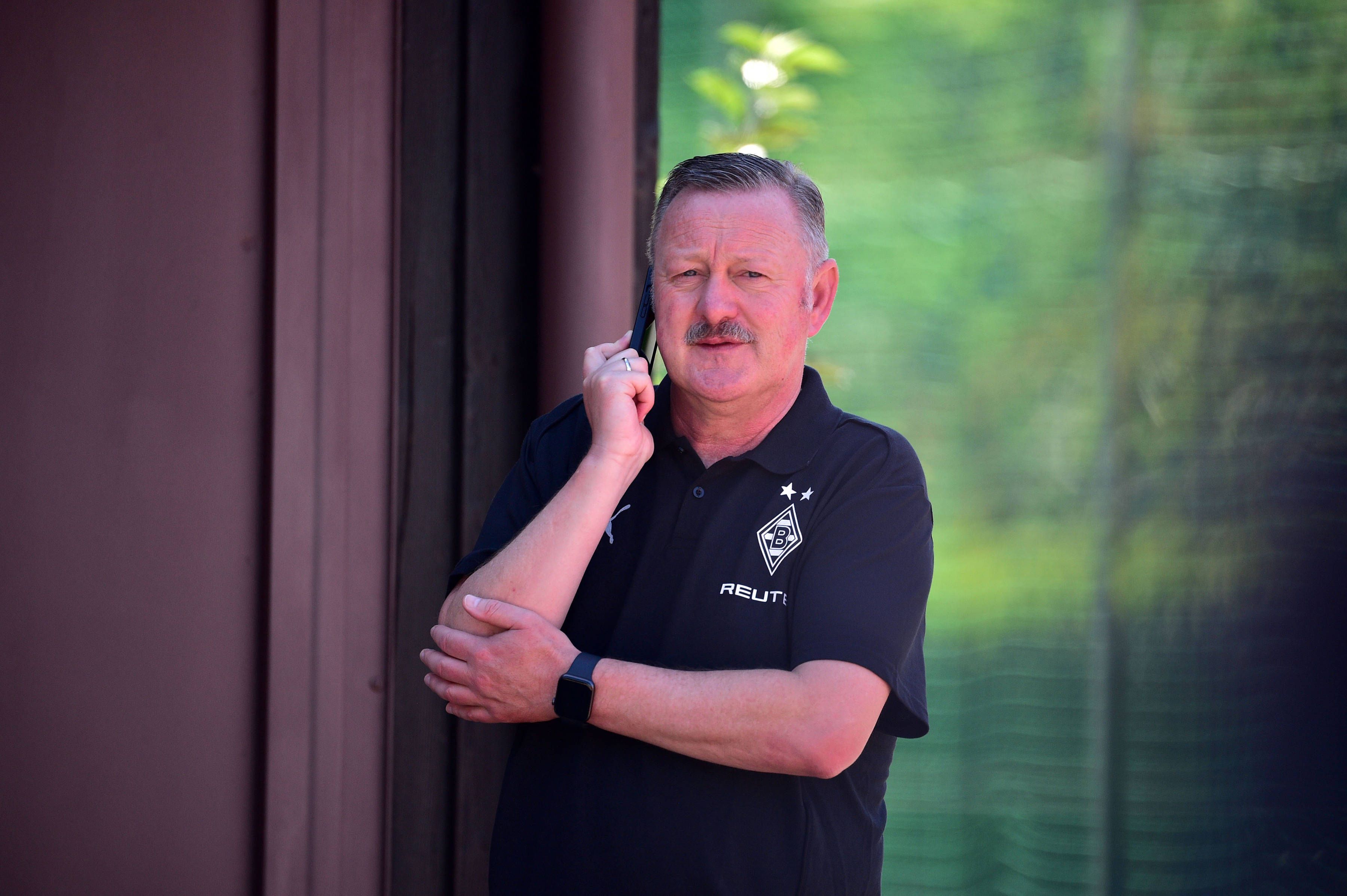 Roland Virkus im Trainingslager in Rottach-Egern mit Telefon am Ohr.