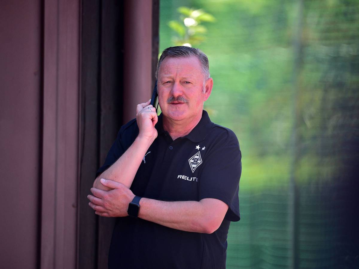 Roland Virkus im Trainingslager in Rottach-Egern mit Telefon am Ohr.